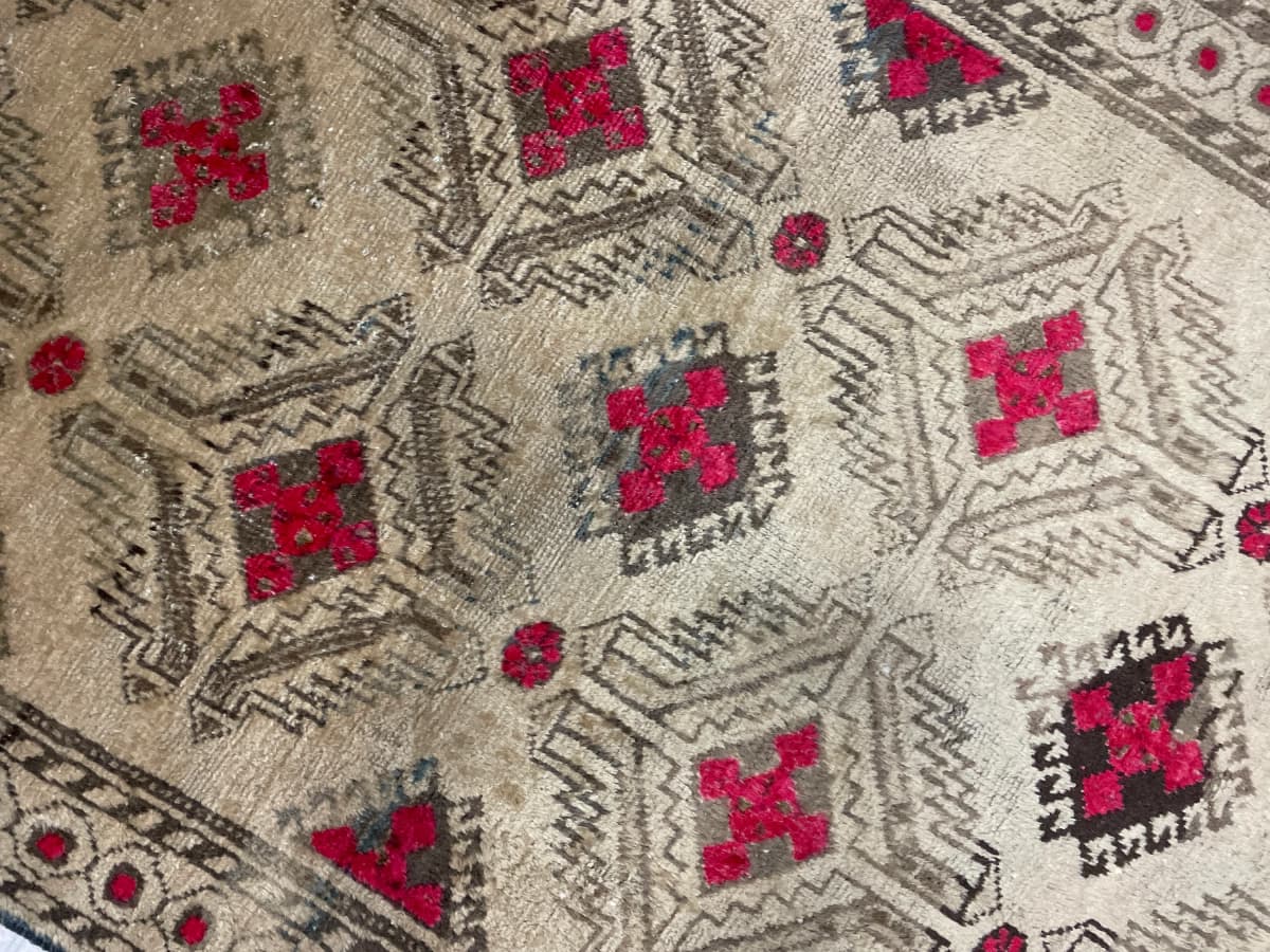 Perserteppich Belutsch, orientalisch, 125x214 cm, überwiegend in Gelb und Braun — Nahaufnahme der Textur