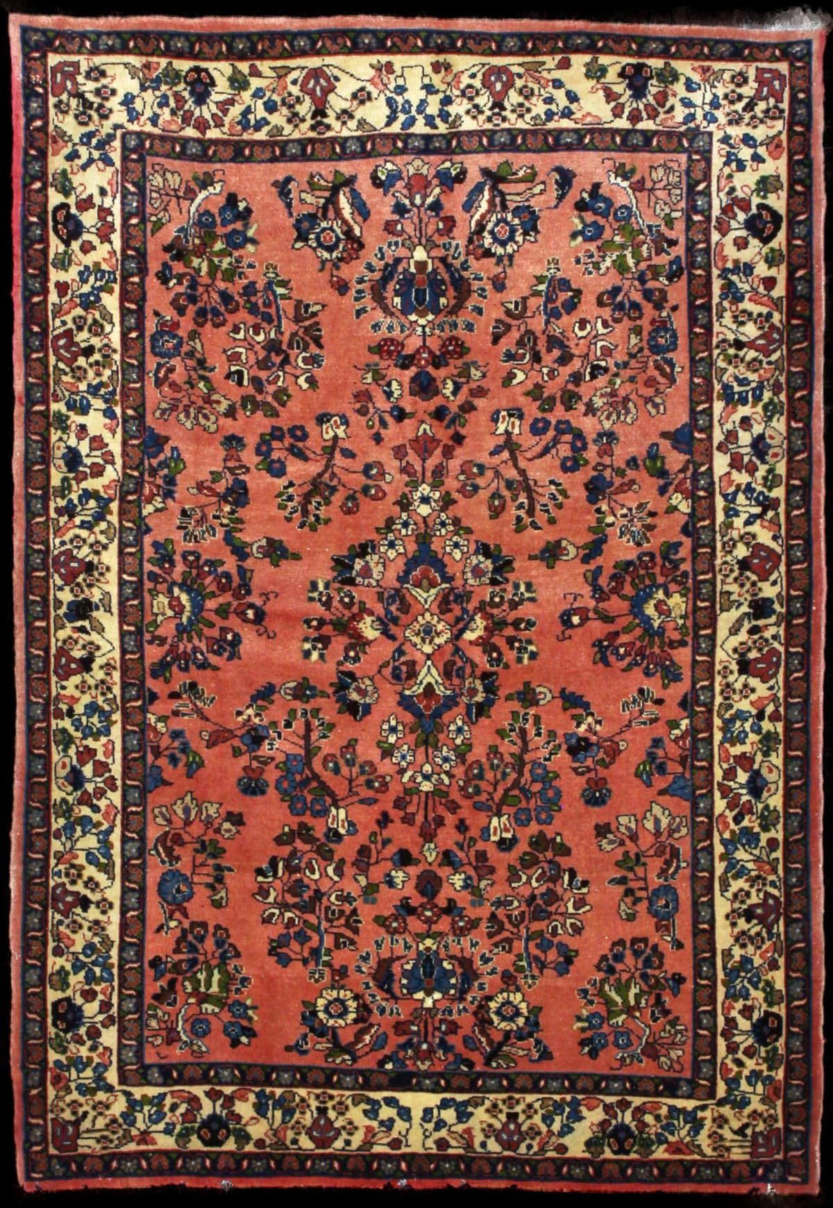 Persian rug of Saruq style in dimensions 158 centimeters length by 108 centimeters width with mainly pink colors