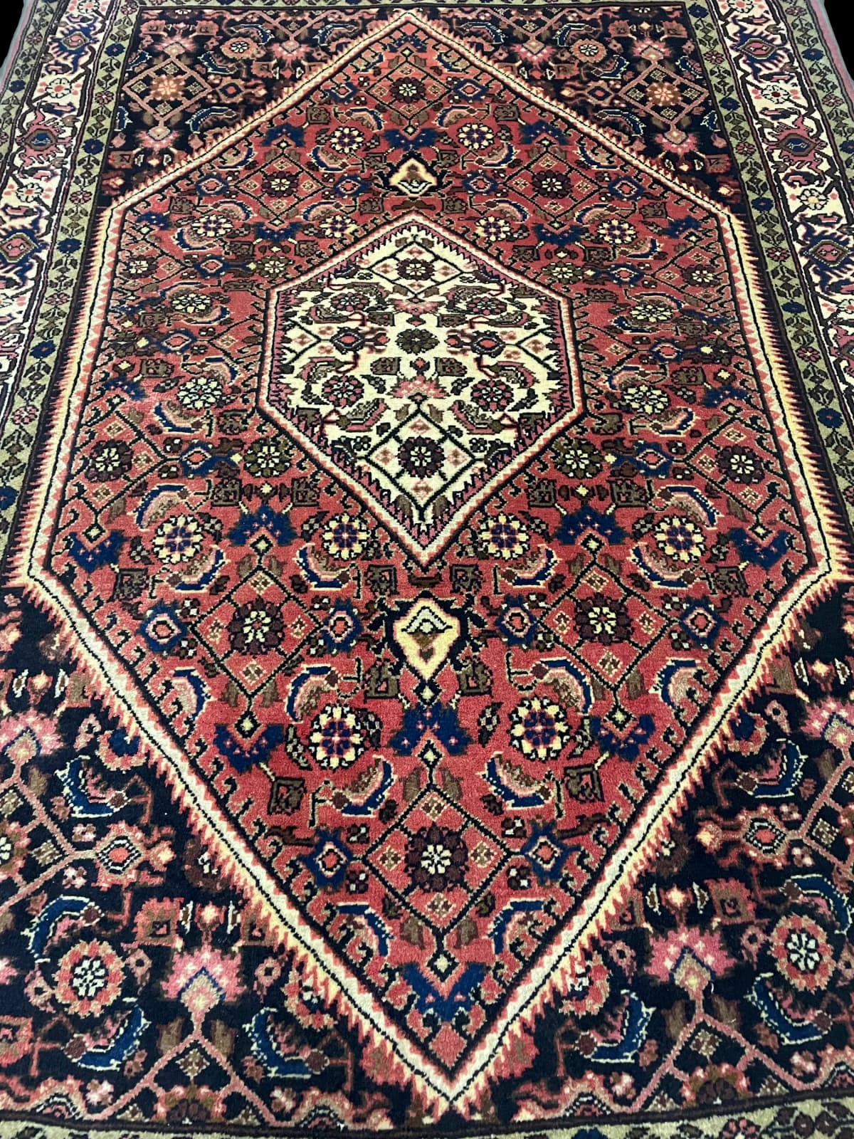 Perserteppich Bijar, orientalisch, 112x172 cm, überwiegend in Rosa — Perspektive