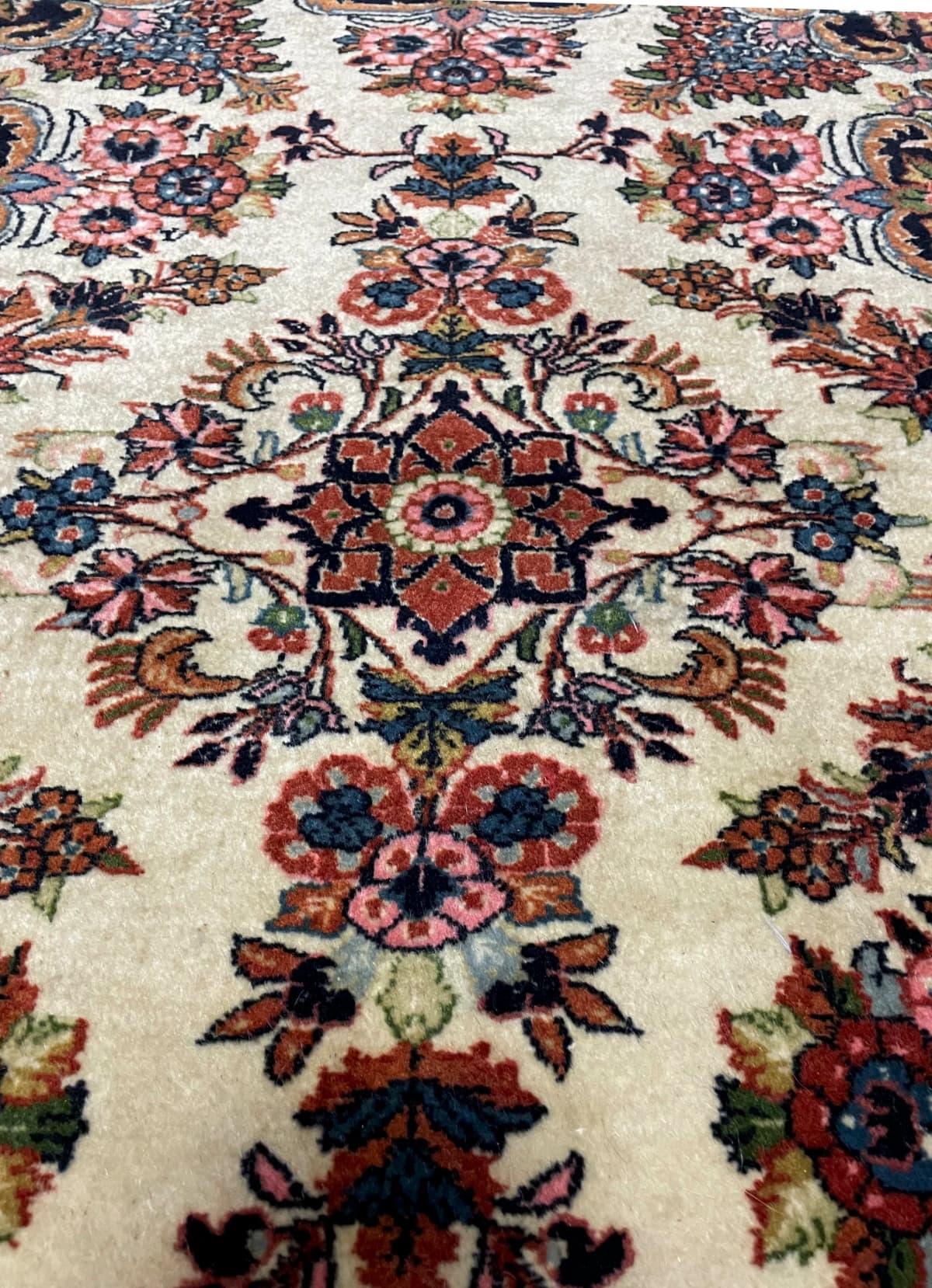 Perserteppich, orientalisch, 112x145 cm, überwiegend in Beige und Braun — Nahaufnahme der Textur