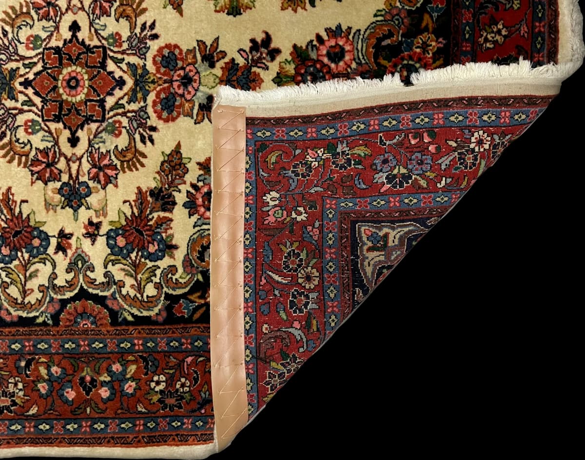 Perserteppich, orientalisch, 112x145 cm, überwiegend in Beige und Braun — Gefaltet