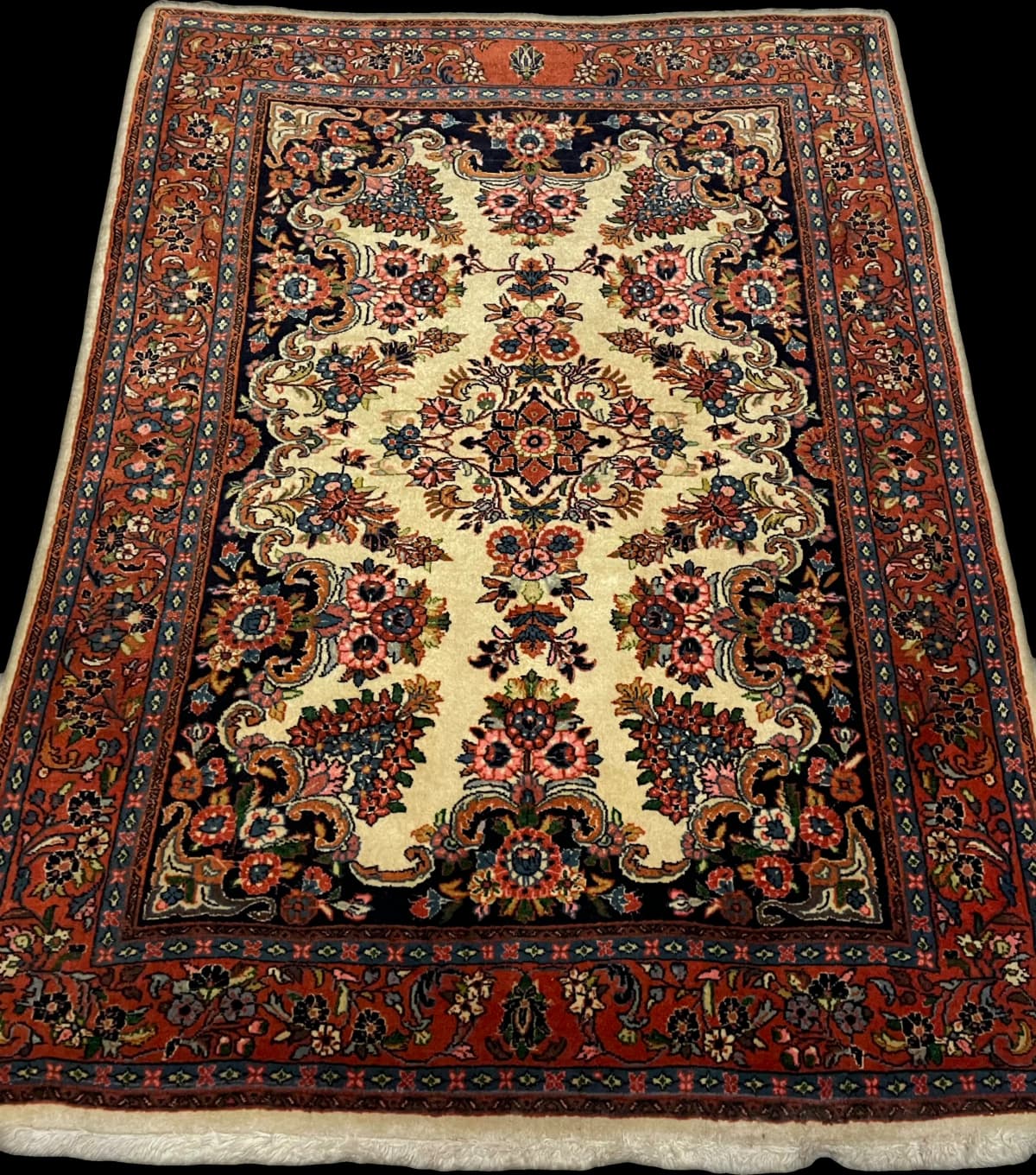 Perserteppich, orientalisch, 112x145 cm, überwiegend in Beige und Braun — Perspektive