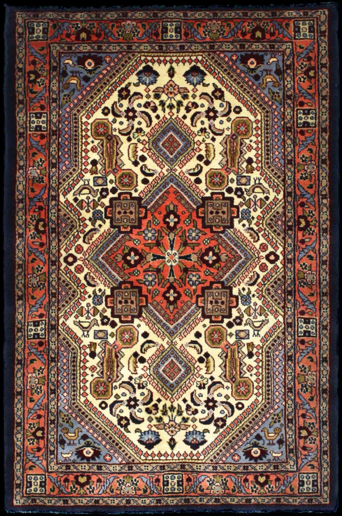 alfombra persa de estilo Hamadán en dimensiones 148 centímetros de largo por 98 centímetros de ancho con colores principalmente beige y naranja
