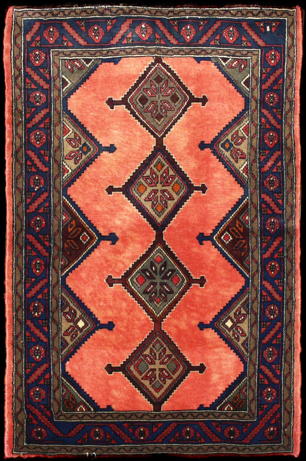 alfombra persa de estilo Hamadán en dimensiones 147 centímetros de largo por 95 centímetros de ancho con colores principalmente rosa