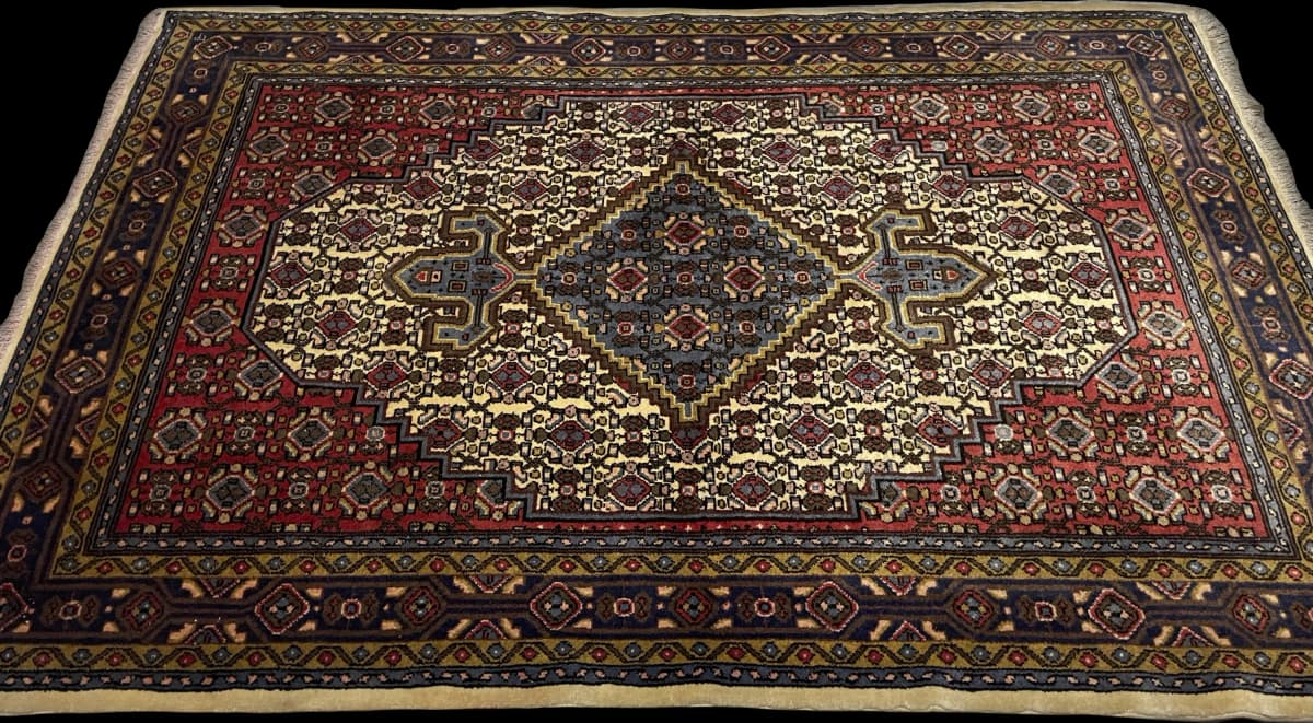 Perserteppich Hamadan, orientalisch, 112x165 cm, überwiegend in Rot und Beige — Perspektive