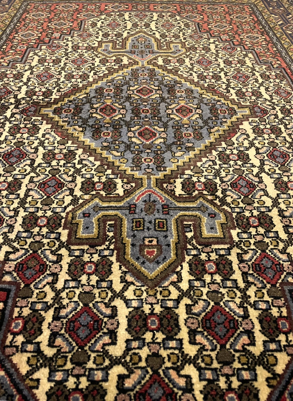 Perserteppich Hamadan, orientalisch, 112x165 cm, überwiegend in Rot und Beige — Perspektive