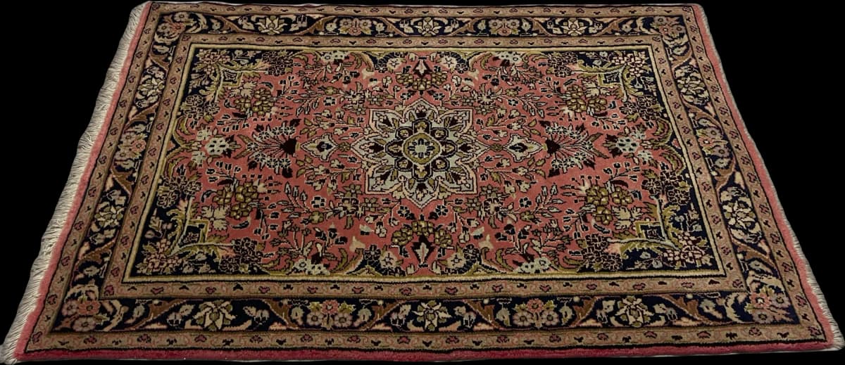 Perserteppich Hamadan, orientalisch, 100x150 cm, überwiegend in Rosa und Rot — Perspektive