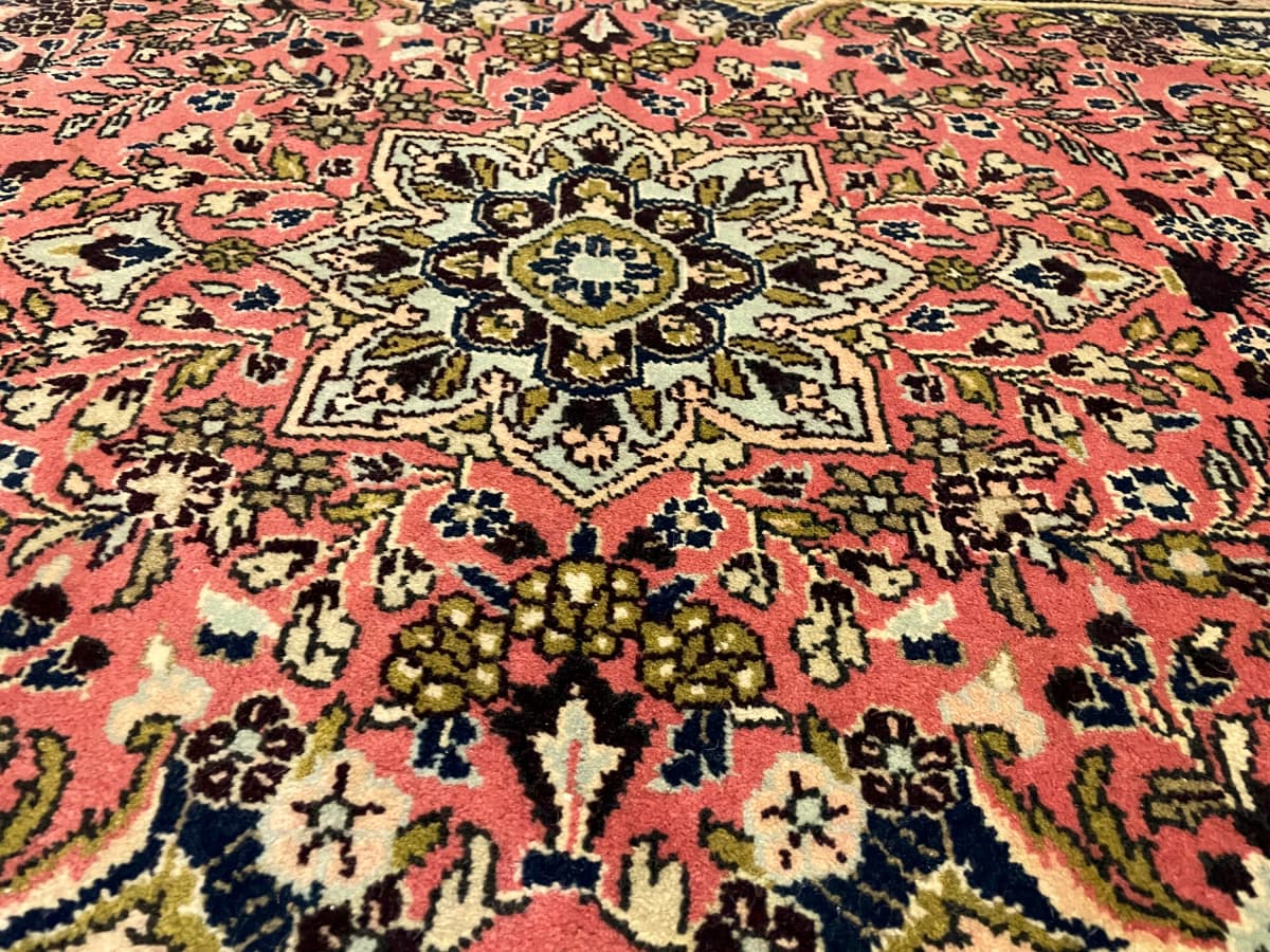Perserteppich Hamadan, orientalisch, 100x150 cm, überwiegend in Rosa und Rot — Nahaufnahme der Textur