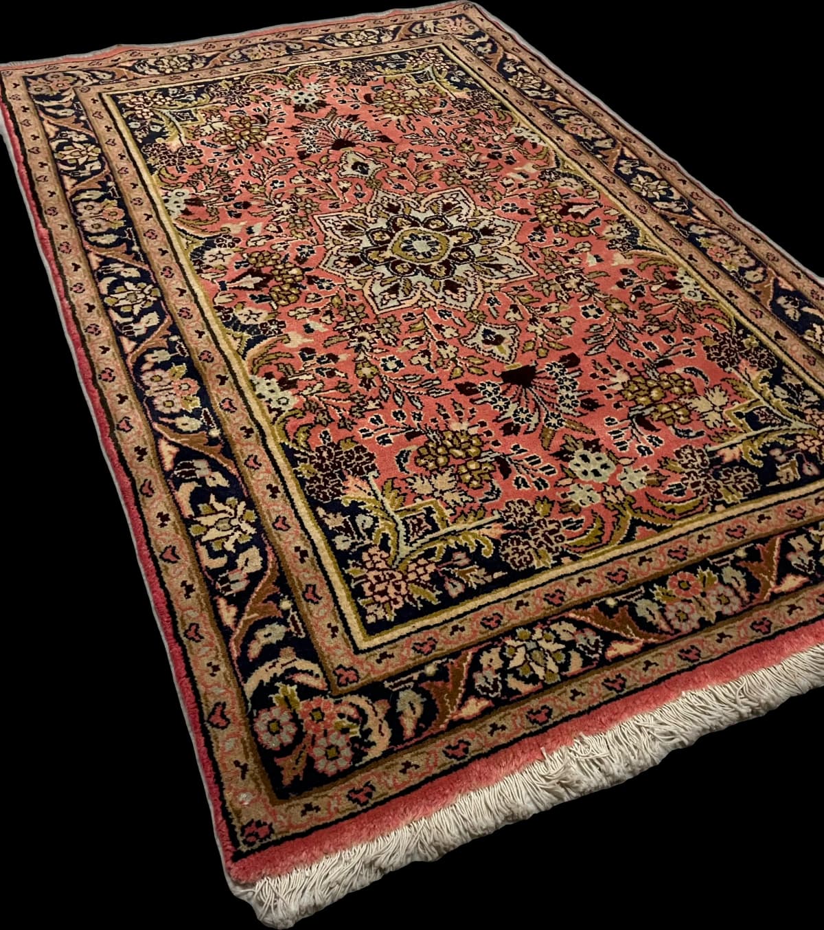 Perserteppich Hamadan, orientalisch, 100x150 cm, überwiegend in Rosa und Rot — Perspektive