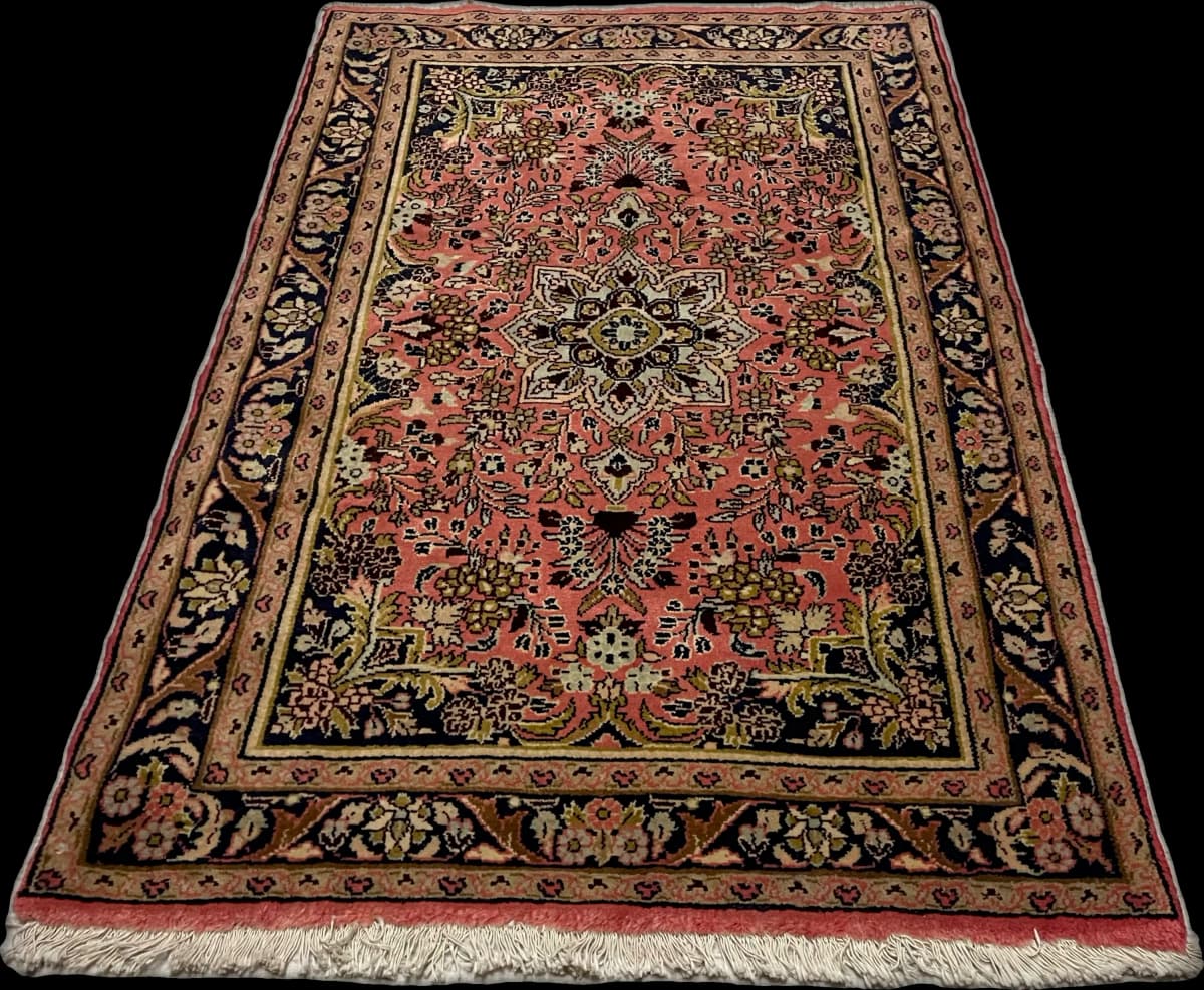Perserteppich Hamadan, orientalisch, 100x150 cm, überwiegend in Rosa und Rot — Perspektive