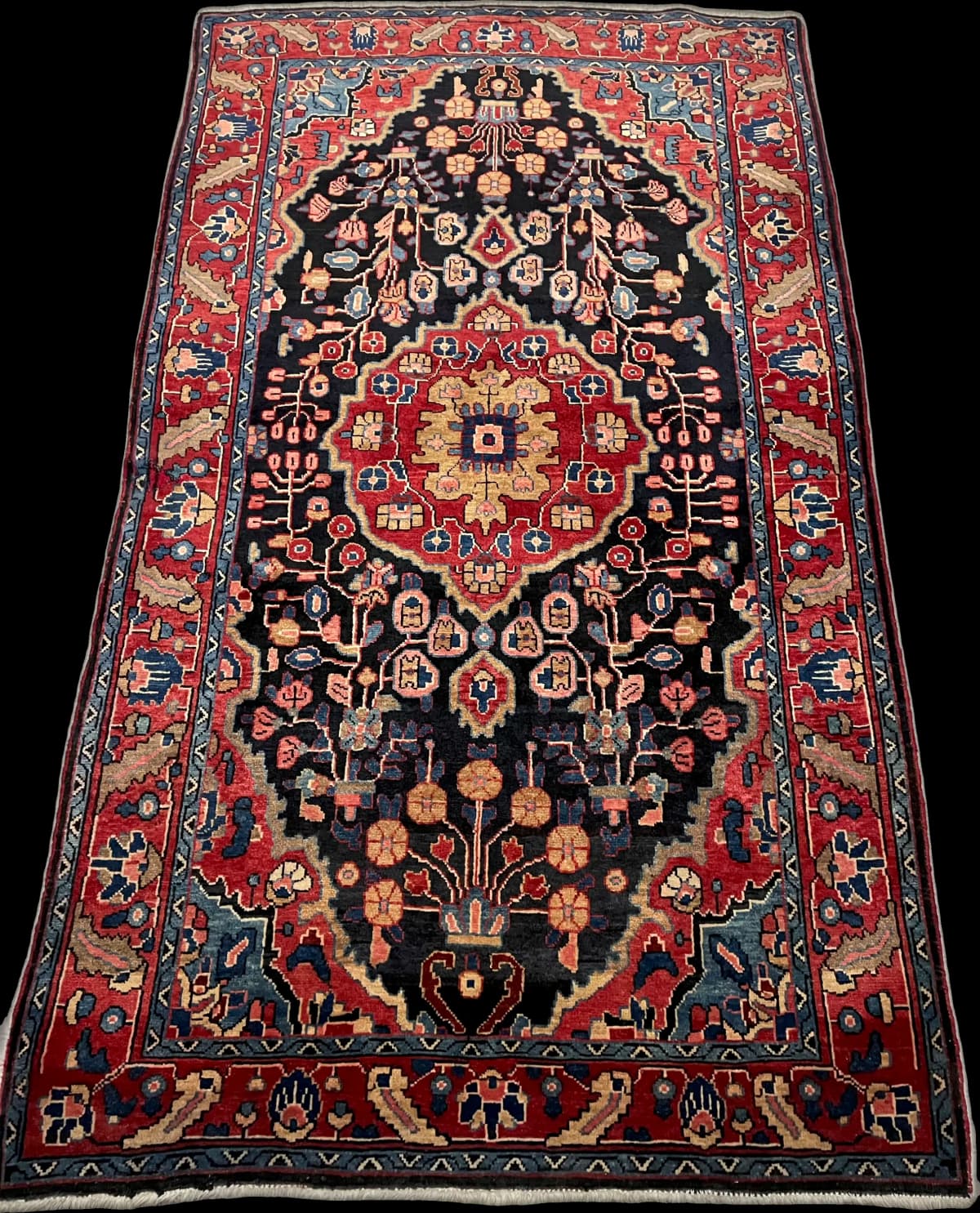 Perserteppich Mahallat, orientalisch, 130x224 cm, überwiegend in Rot und Blau — Perspektive