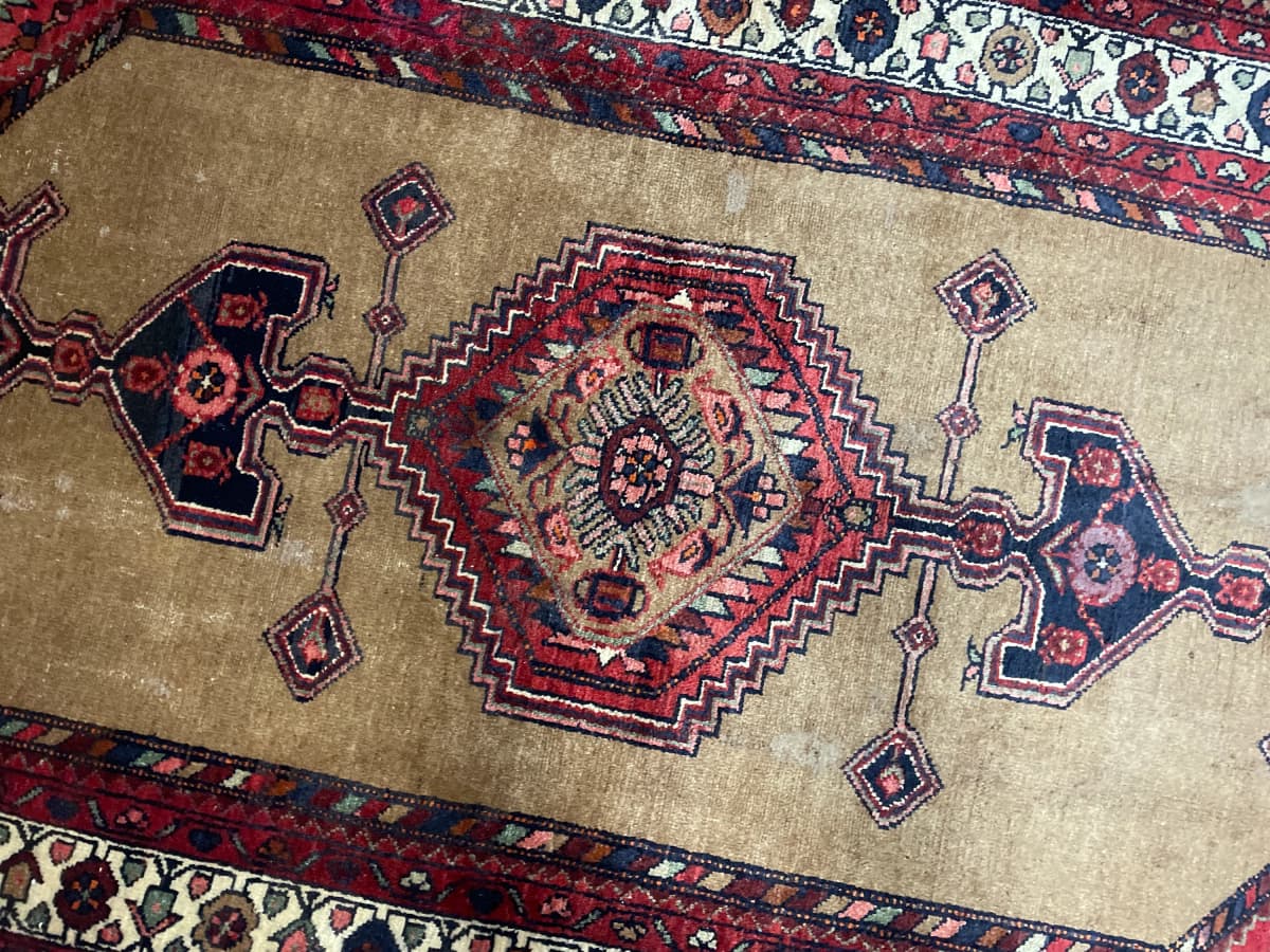 Tapis persan Hamadan, oriental, 135x224 cm, principalement marron et rouge — Perspective