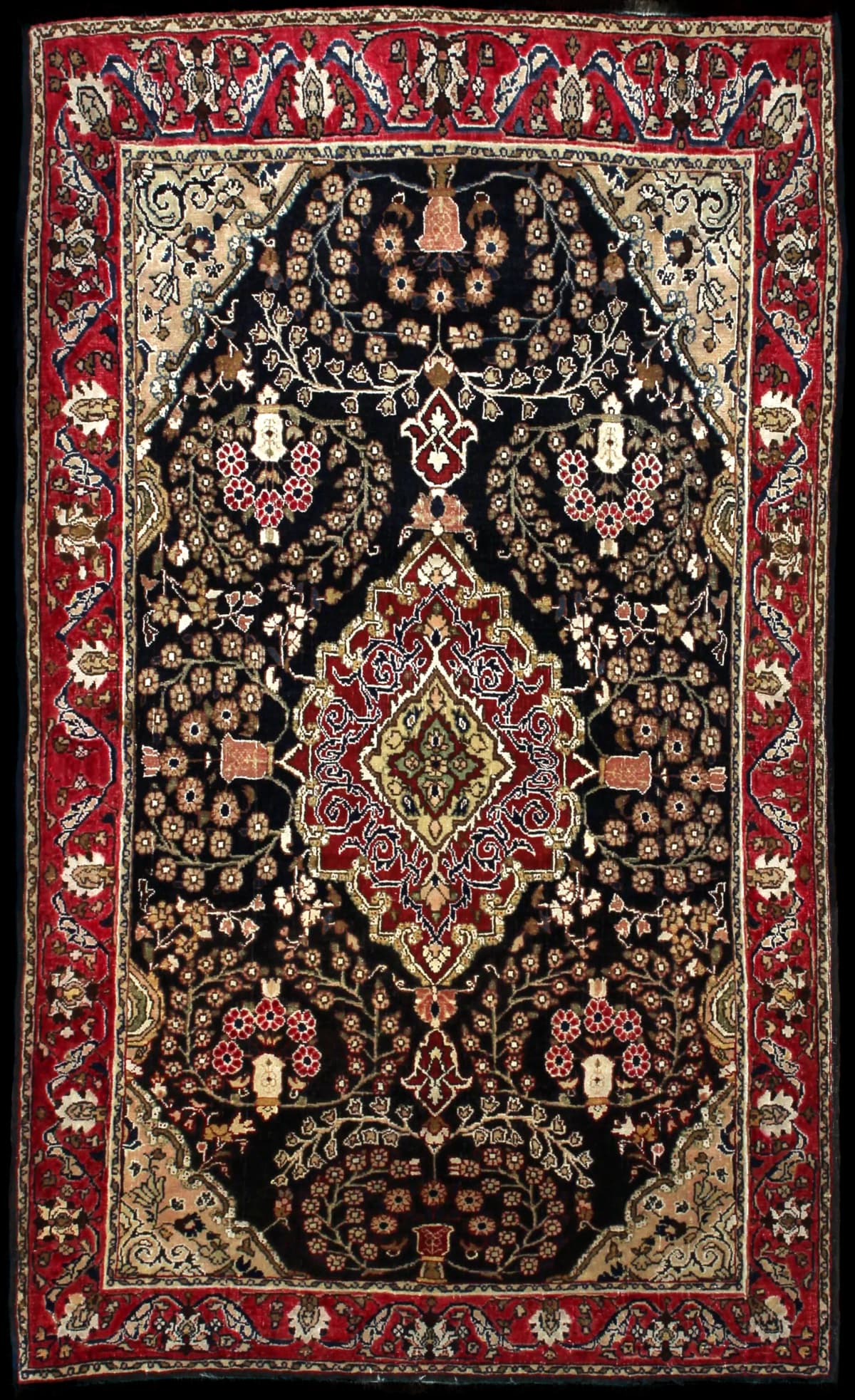 alfombra persa de estilo Sanandaj en dimensiones 183 centímetros de largo por 112 centímetros de ancho con colores principalmente negro