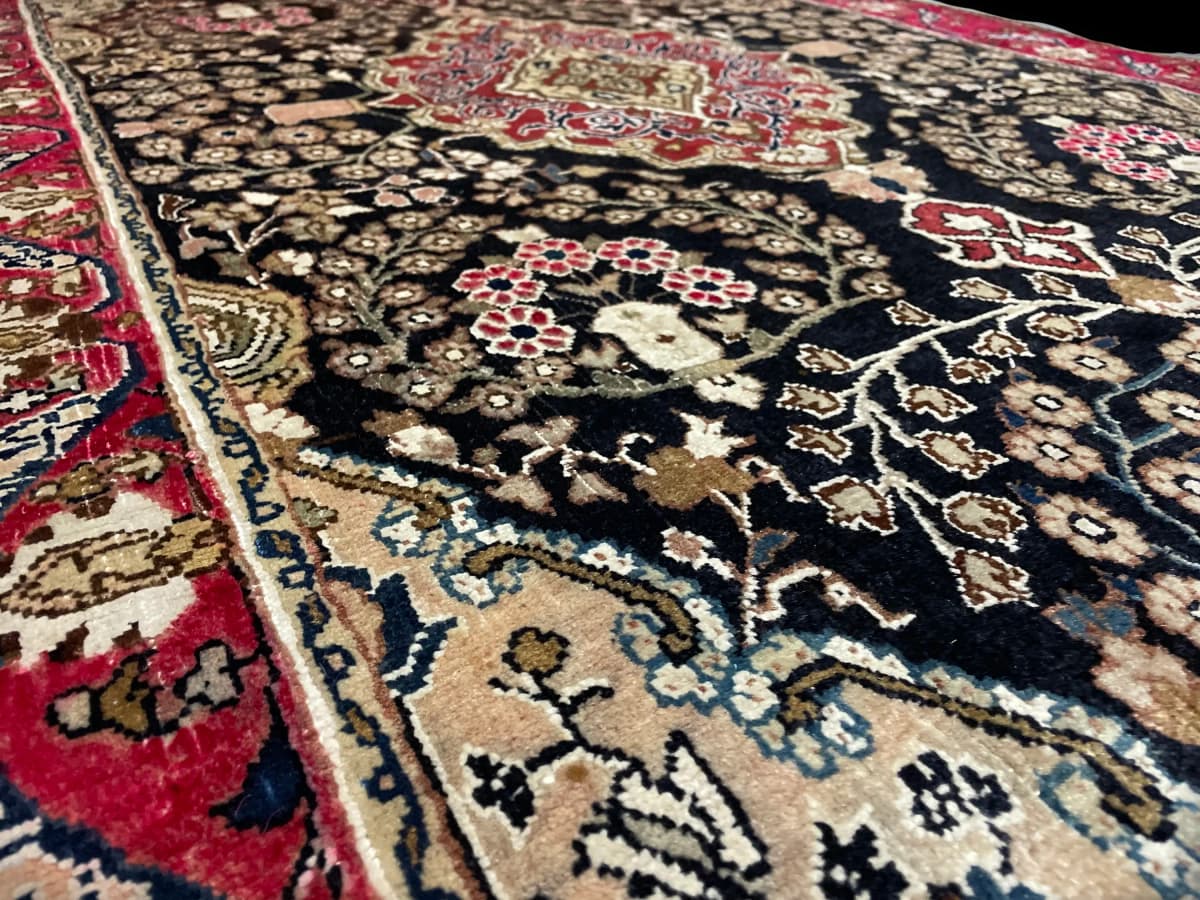 Perserteppich Sanandaj, orientalisch, 112x183 cm, überwiegend in Schwarz und Rot — Nahaufnahme der Textur