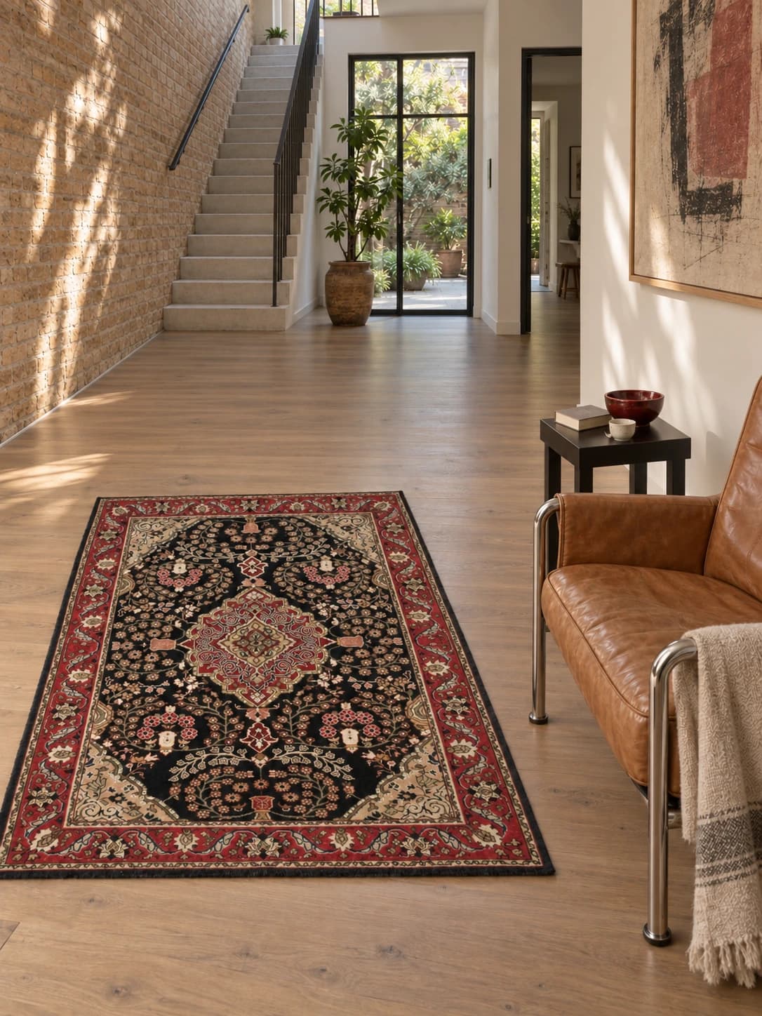 Perserteppich Sanandaj, orientalisch, 112x183 cm, überwiegend in Schwarz und Rot — Im Raum