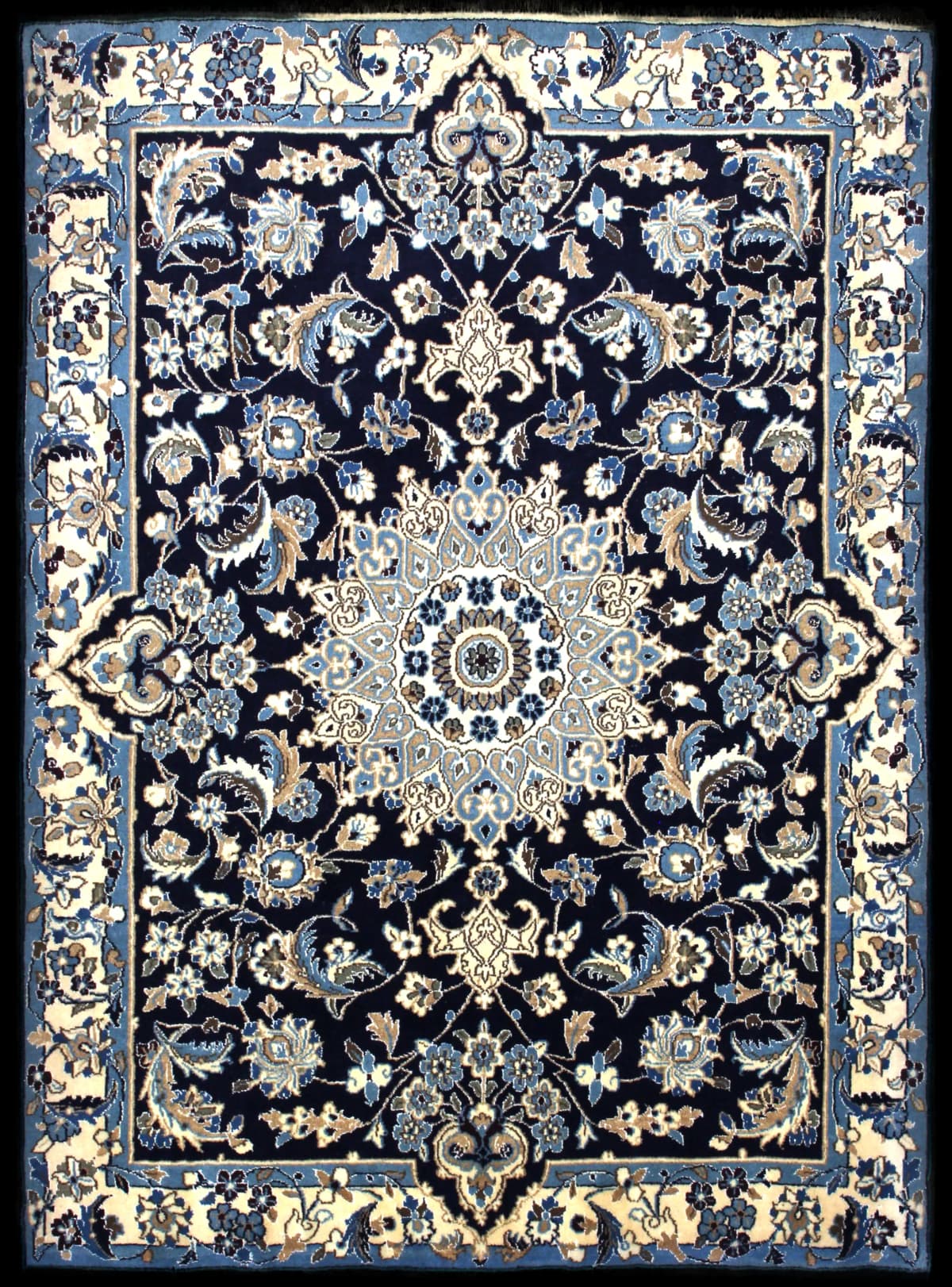 alfombra persa de estilo Nain en dimensiones 198 centímetros de largo por 142 centímetros de ancho con colores principalmente azul