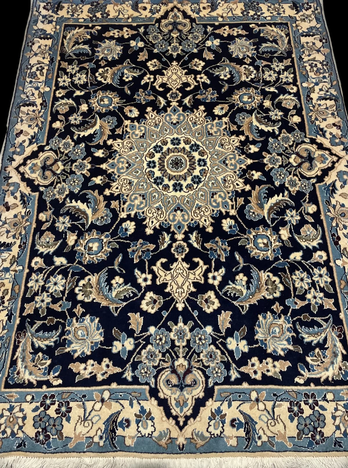 Perserteppich Nain, orientalisch, 142x198 cm, überwiegend in Blau und Weiß — Perspektive