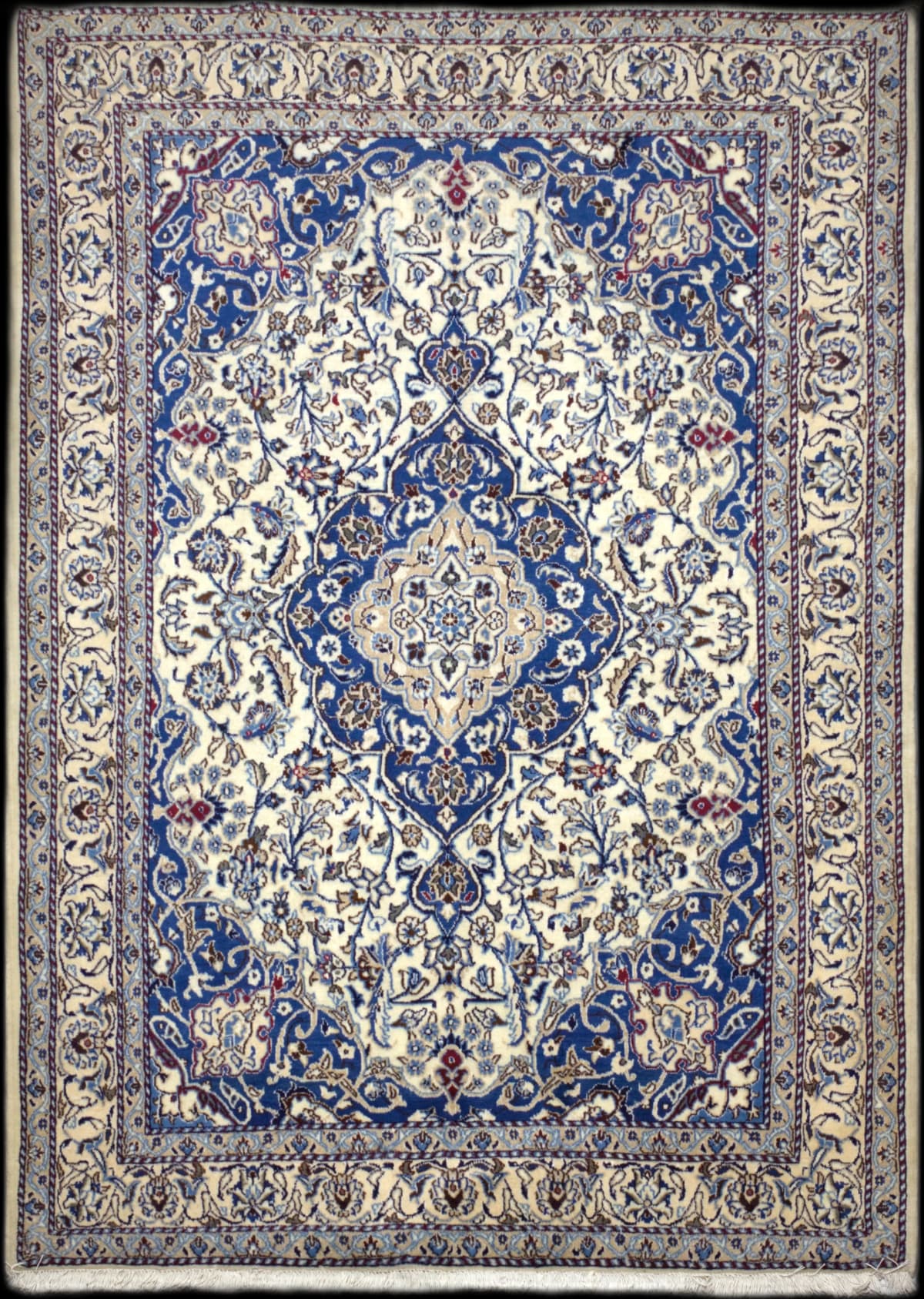 alfombra persa en dimensiones 237 centímetros de largo por 162 centímetros de ancho con colores principalmente azul
