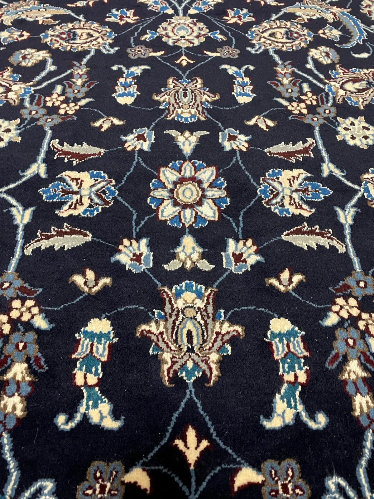 Perserteppich Nain, orientalisch, 140x206 cm, überwiegend in Blau — Nahaufnahme der Textur