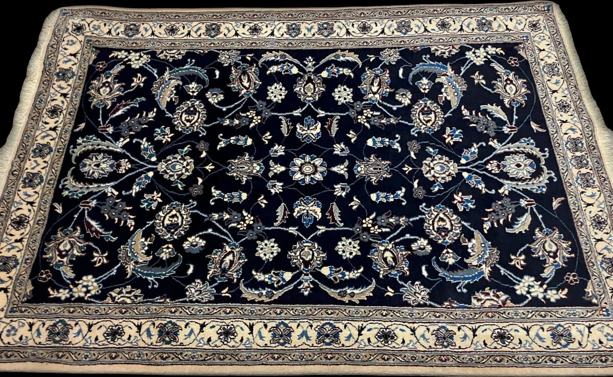 Perserteppich Nain, orientalisch, 140x206 cm, überwiegend in Blau — Perspektive