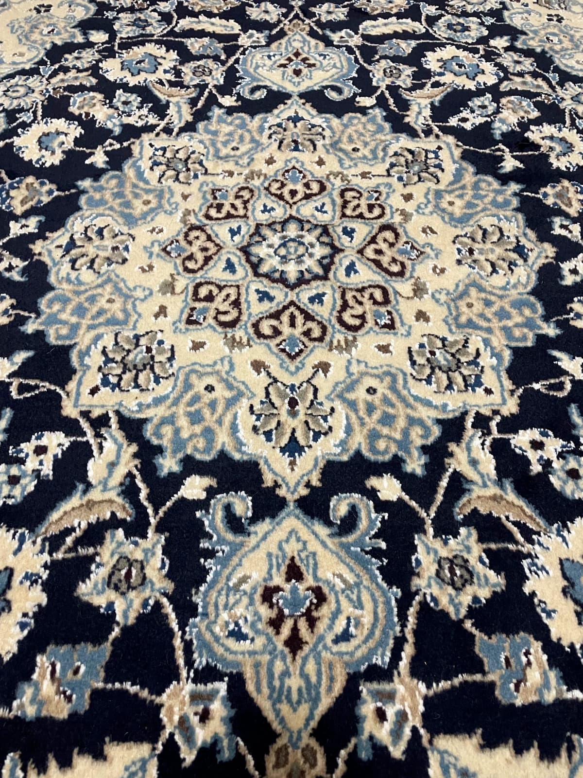 Perserteppich Nain, orientalisch, 140x209 cm, überwiegend in Blau und Weiß — Nahaufnahme der Textur