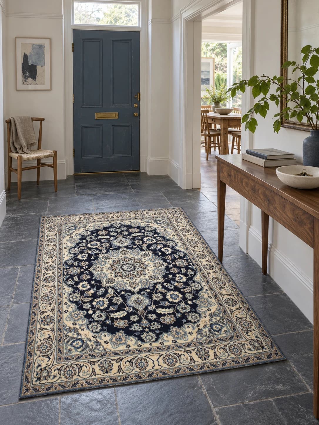 Perserteppich Nain, orientalisch, 140x209 cm, überwiegend in Blau und Weiß — Im Raum