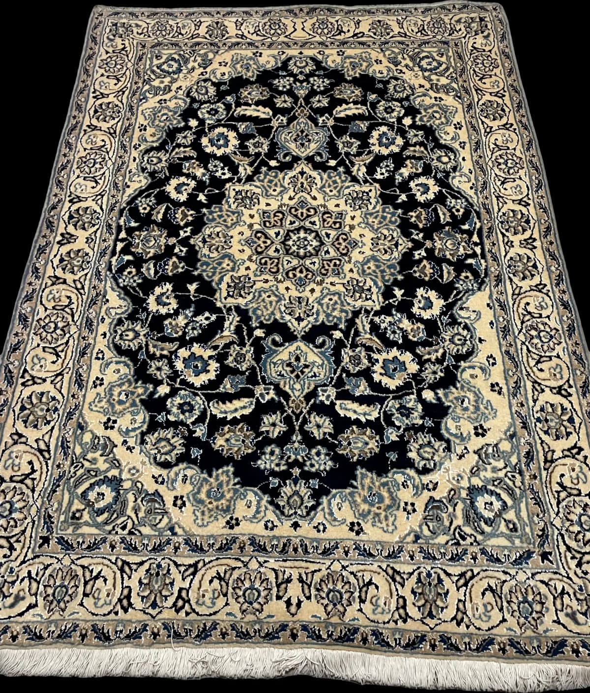 Perserteppich Nain, orientalisch, 140x209 cm, überwiegend in Blau und Weiß — Perspektive