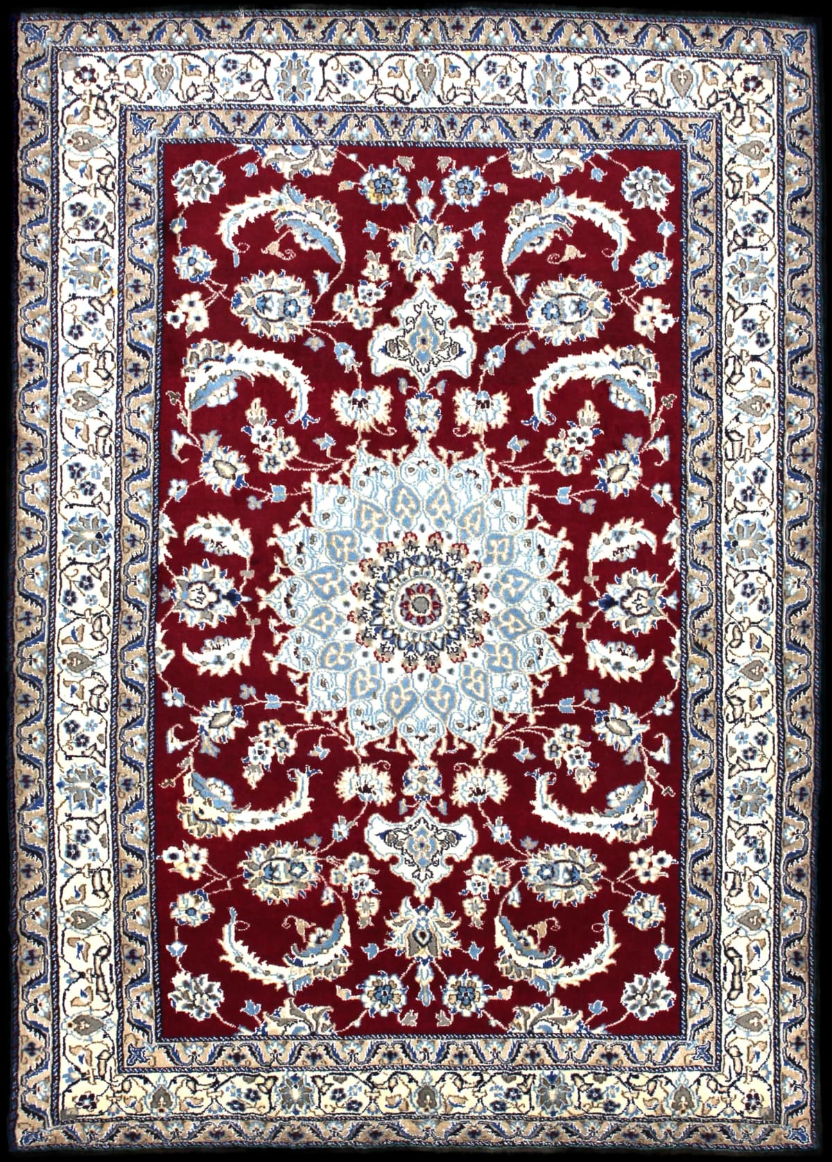 alfombra persa de estilo Nain en dimensiones 203 centímetros de largo por 145 centímetros de ancho con colores principalmente rojo