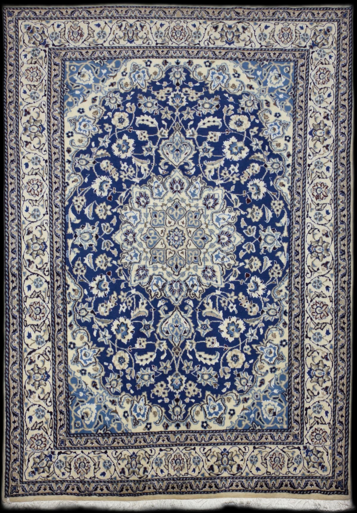 alfombra persa en dimensiones 250 centímetros de largo por 160 centímetros de ancho con colores principalmente blanco y azul