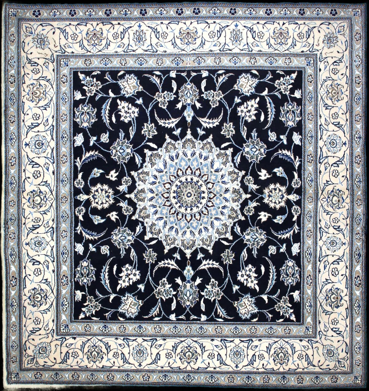 alfombra persa de estilo Nain en dimensiones 202 centímetros de largo por 198 centímetros de ancho con colores principalmente azul