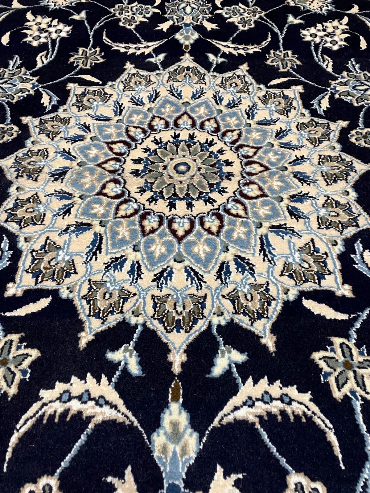 Perserteppich Nain, orientalisch, 198x202 cm, überwiegend in Blau und Weiß — Nahaufnahme der Textur