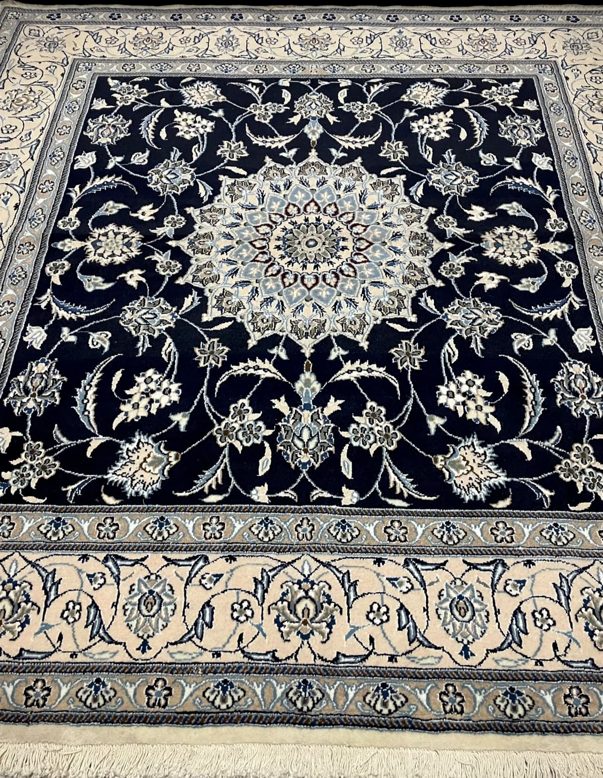 Perserteppich Nain, orientalisch, 198x202 cm, überwiegend in Blau und Weiß — Perspektive