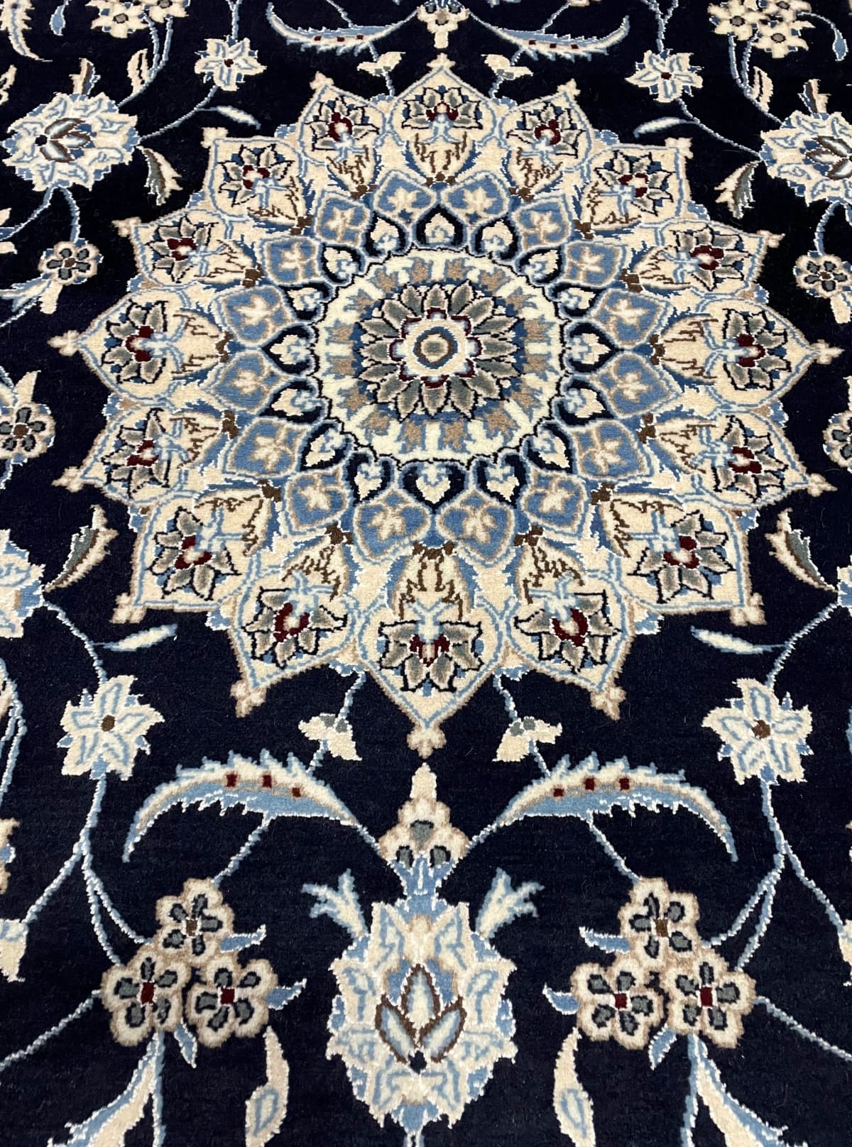 Perserteppich Nain, orientalisch, 200x207 cm, überwiegend in Blau und Weiß — Nahaufnahme der Textur