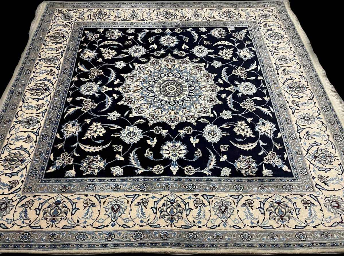 Perserteppich Nain, orientalisch, 200x207 cm, überwiegend in Blau und Weiß — Perspektive