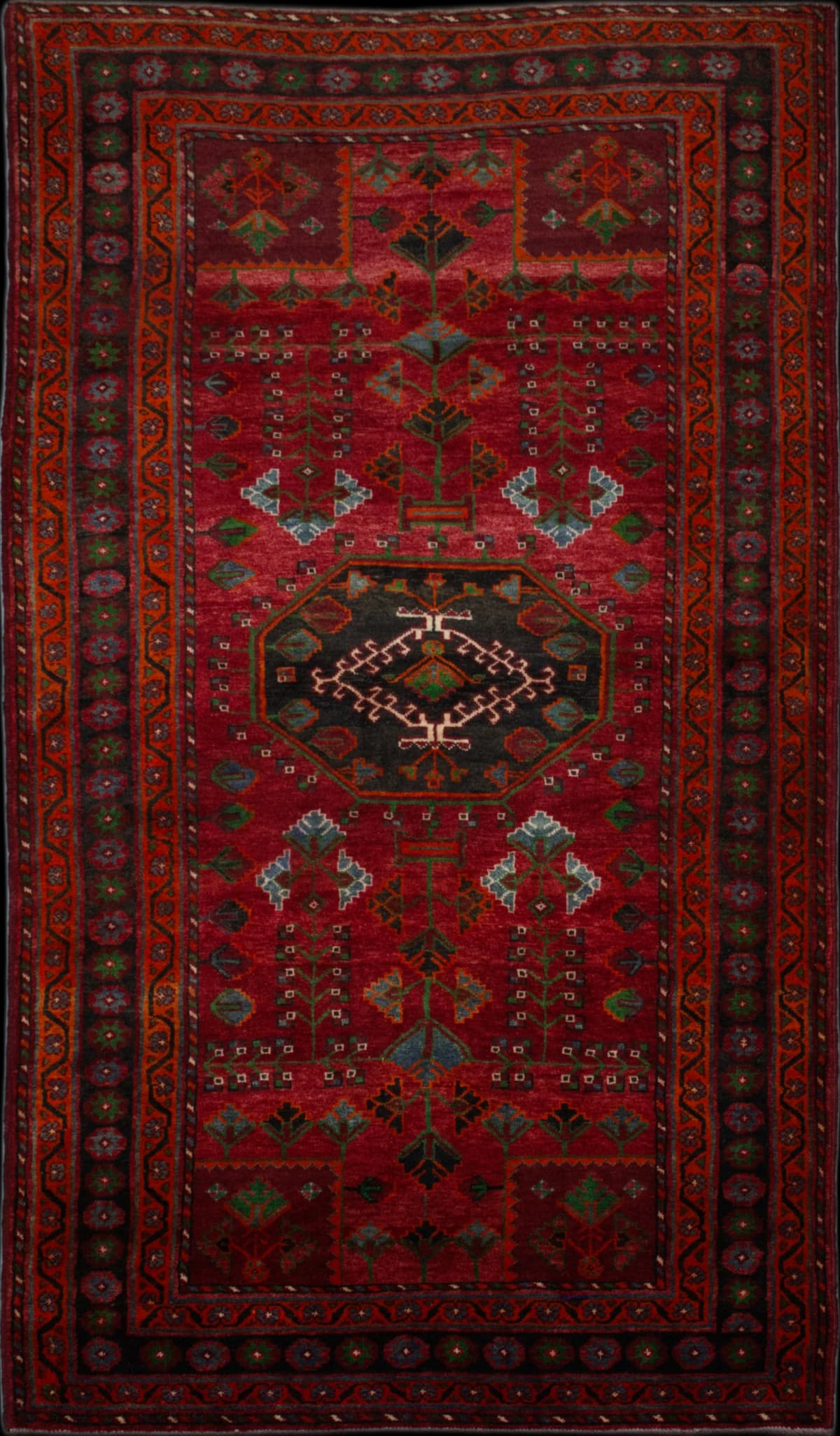alfombra persa en dimensiones 288 centímetros de largo por 155 centímetros de ancho con colores principalmente rojo