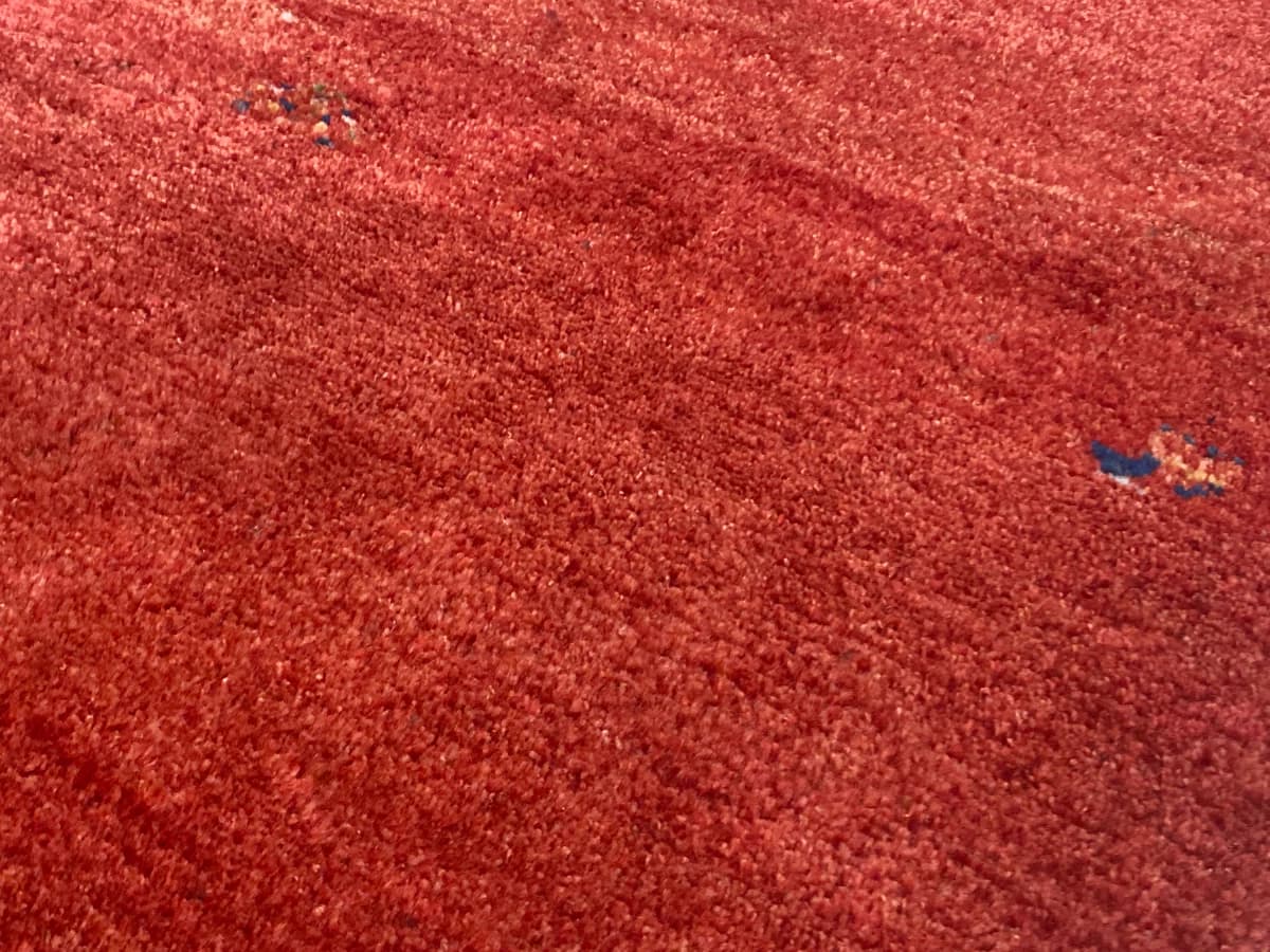 Perserteppich Gabbeh, orientalisch, 110x170 cm, überwiegend in Rot — Nahaufnahme der Textur