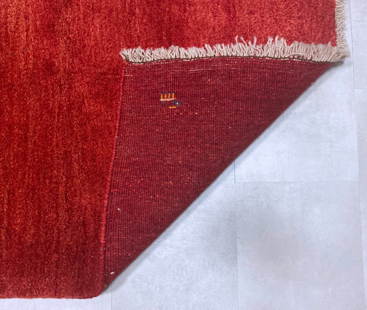 Perserteppich Gabbeh, orientalisch, 110x170 cm, überwiegend in Rot — Gefaltet
