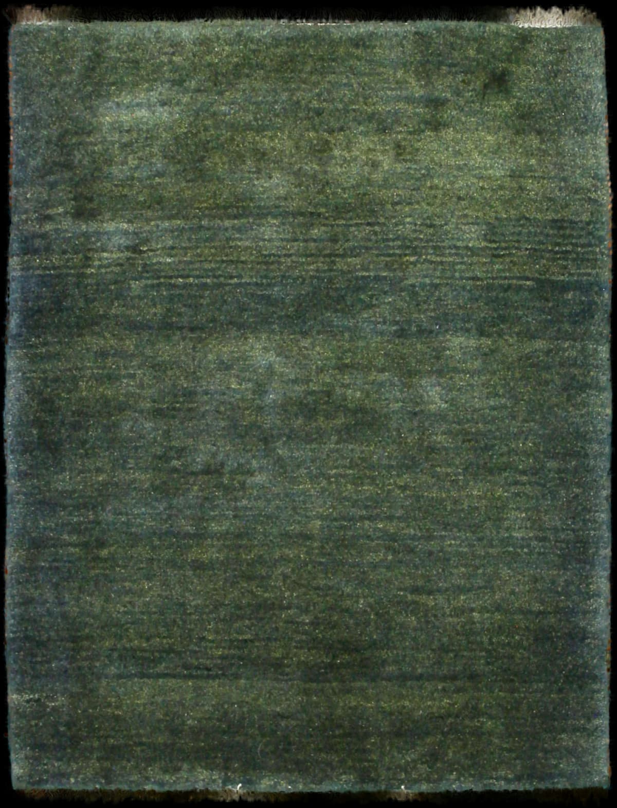alfombra persa de estilo gabbeh en dimensiones 122 centímetros de largo por 90 centímetros de ancho con colores principalmente verde