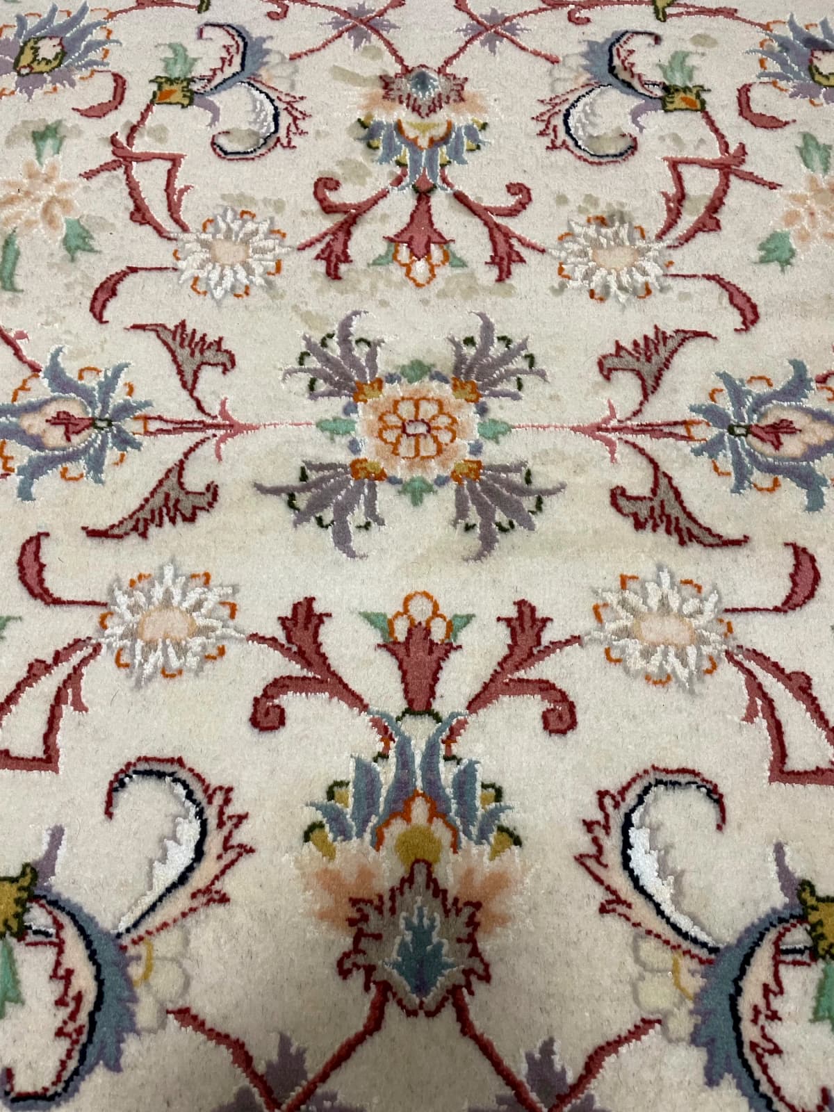 Tapis persan Tabriz, oriental, 123x195 cm, principalement blanc — Gros plan de la texture