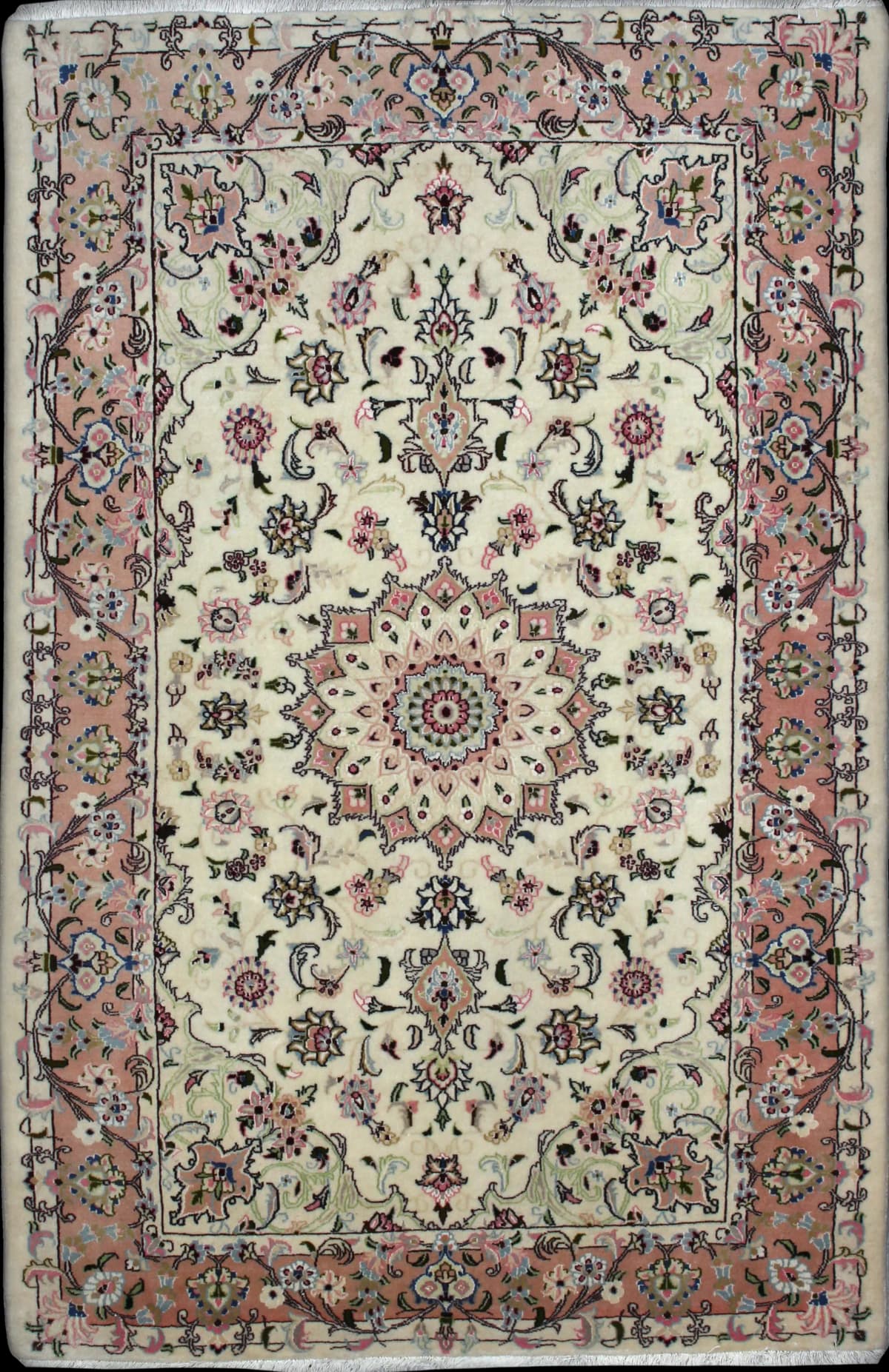 alfombra persa de estilo Tabriz en dimensiones 208 centímetros de largo por 134 centímetros de ancho con colores principalmente beige y rosa