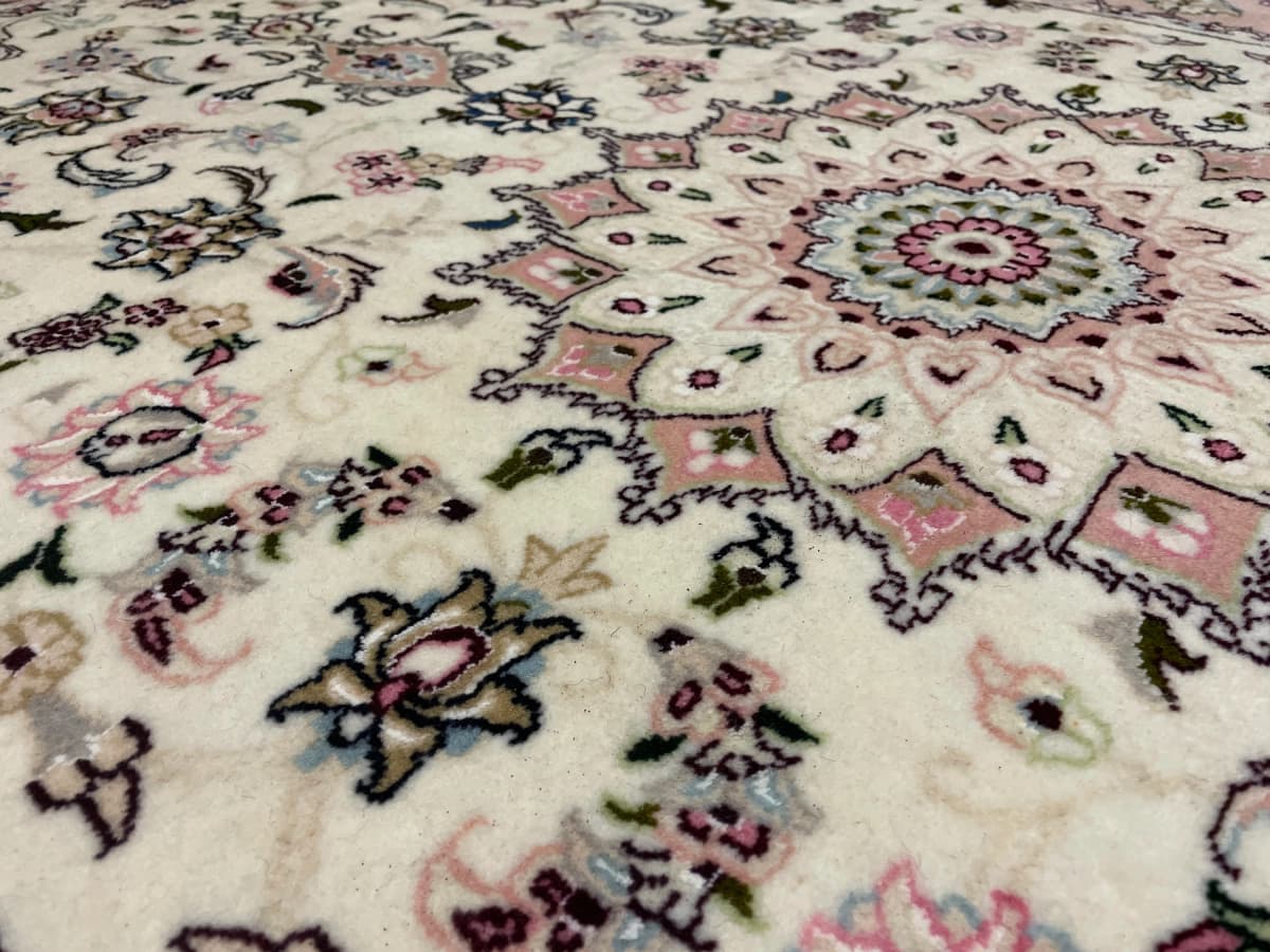 Perserteppich Tabriz, orientalisch, 134x208 cm, überwiegend in Rosa und Weiß — Nahaufnahme der Textur