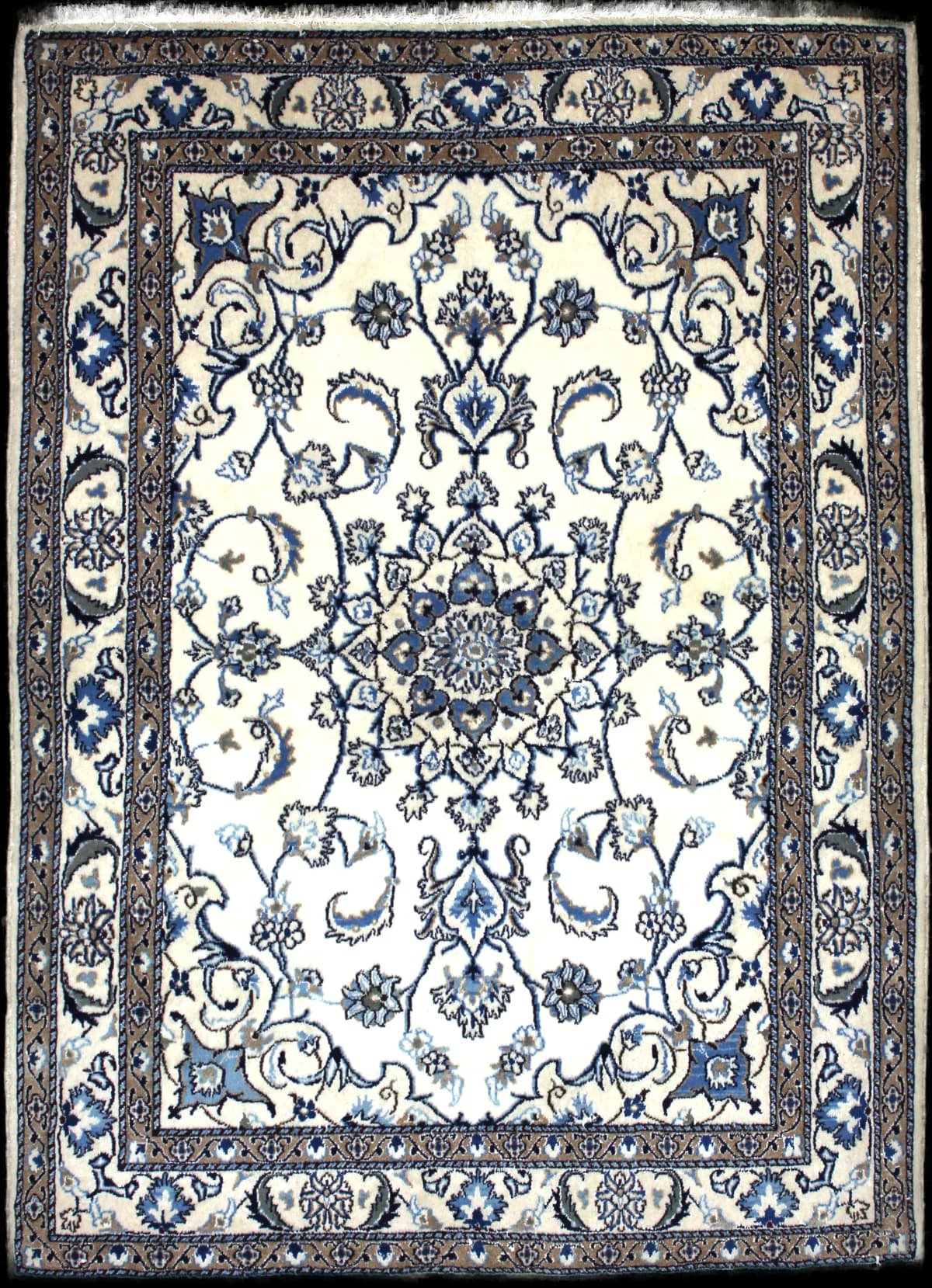 alfombra persa de estilo Nain en dimensiones 202 centímetros de largo por 147 centímetros de ancho con colores principalmente blanco y beige