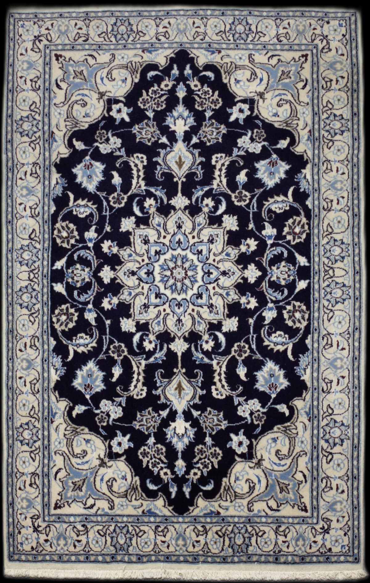alfombra persa en dimensiones 207 centímetros de largo por 125 centímetros de ancho con colores principalmente beige y azul