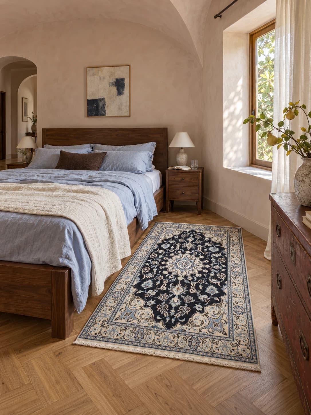 Perserteppich Nain, orientalisch, 125x207 cm, überwiegend in Blau und Weiß — Im Raum