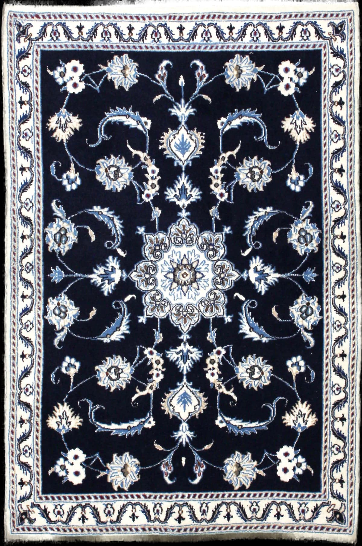 alfombra persa de estilo Nain en dimensiones 150 centímetros de largo por 98 centímetros de ancho con colores principalmente azul