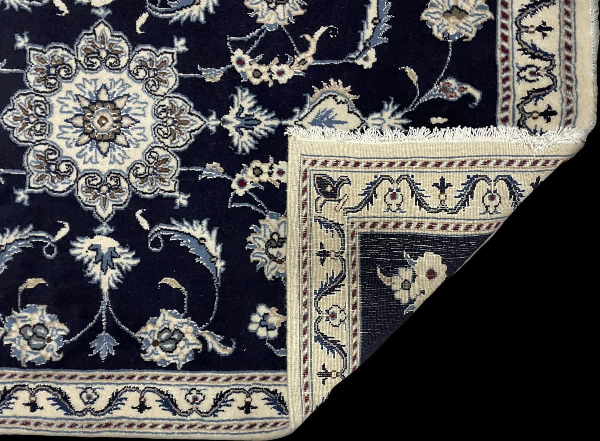 Perserteppich Nain, orientalisch, 98x150 cm, überwiegend in Blau — Gefaltet