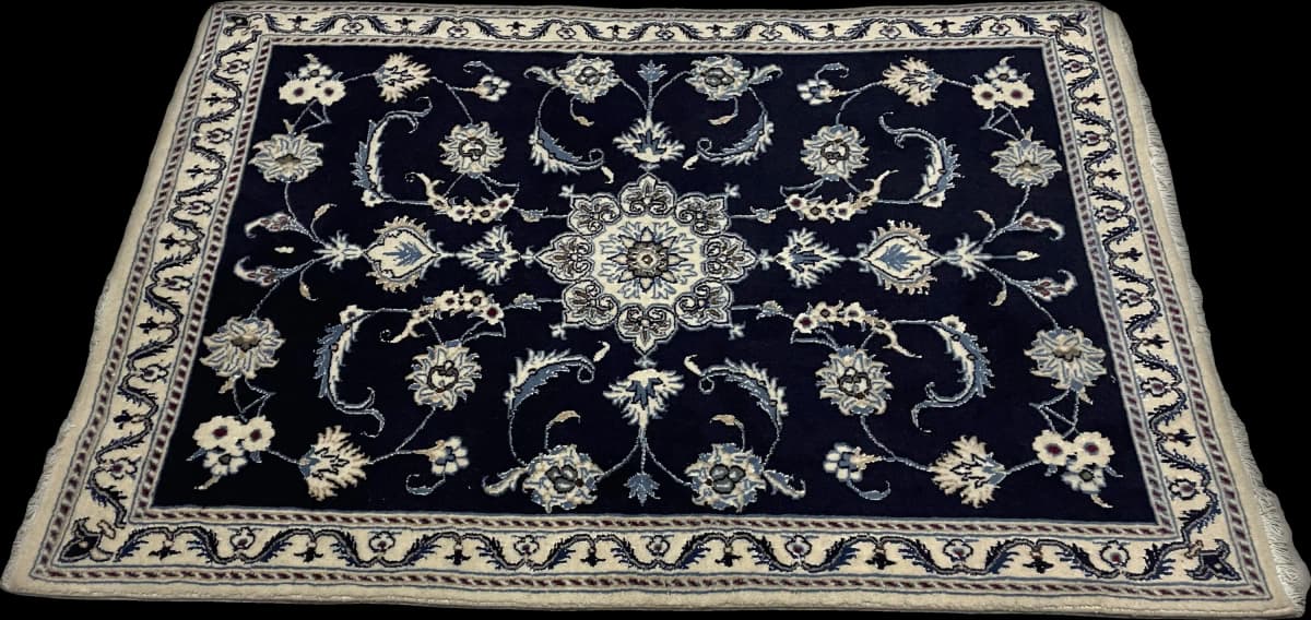Perserteppich Nain, orientalisch, 98x150 cm, überwiegend in Blau — Perspektive