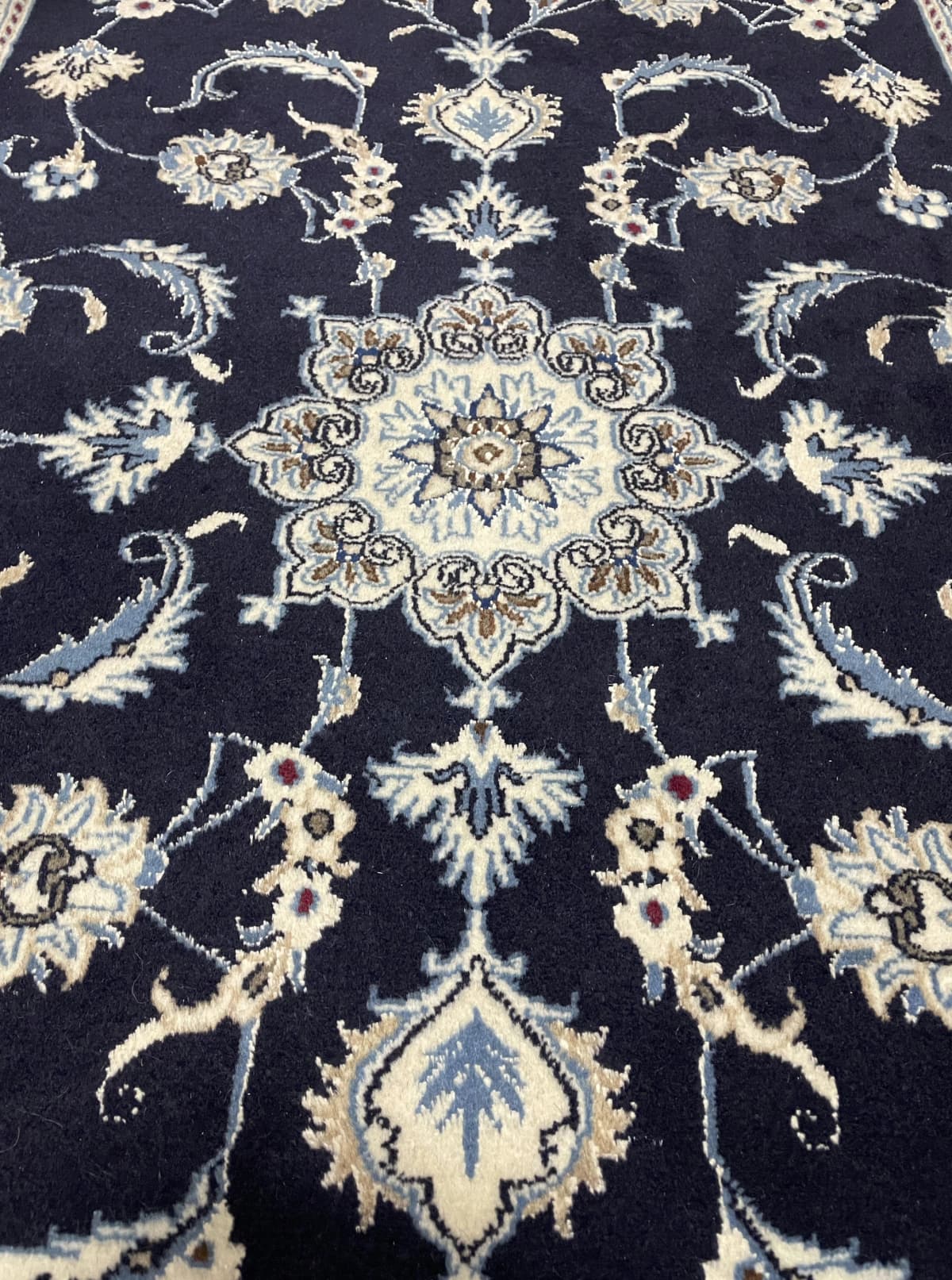 Perserteppich Nain, orientalisch, 98x150 cm, überwiegend in Blau — Perspektive