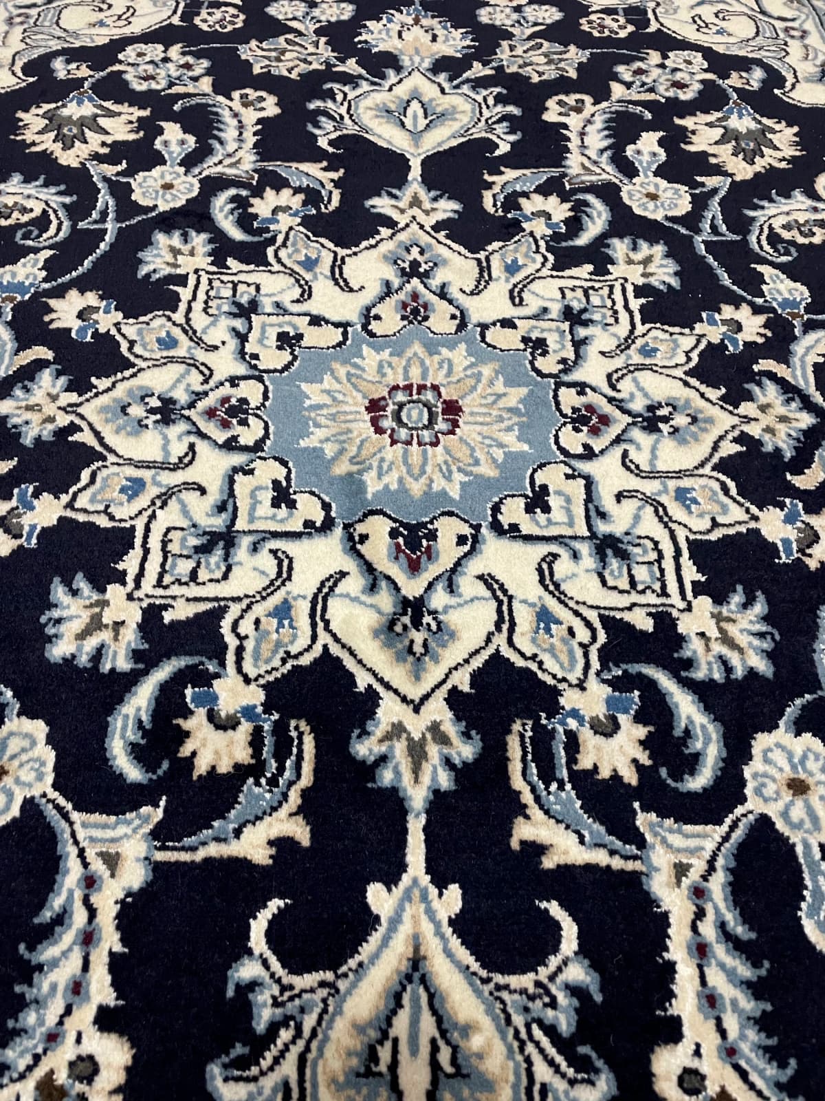 Tapis persan Nain, oriental, 125x204 cm, principalement bleu — Gros plan de la texture