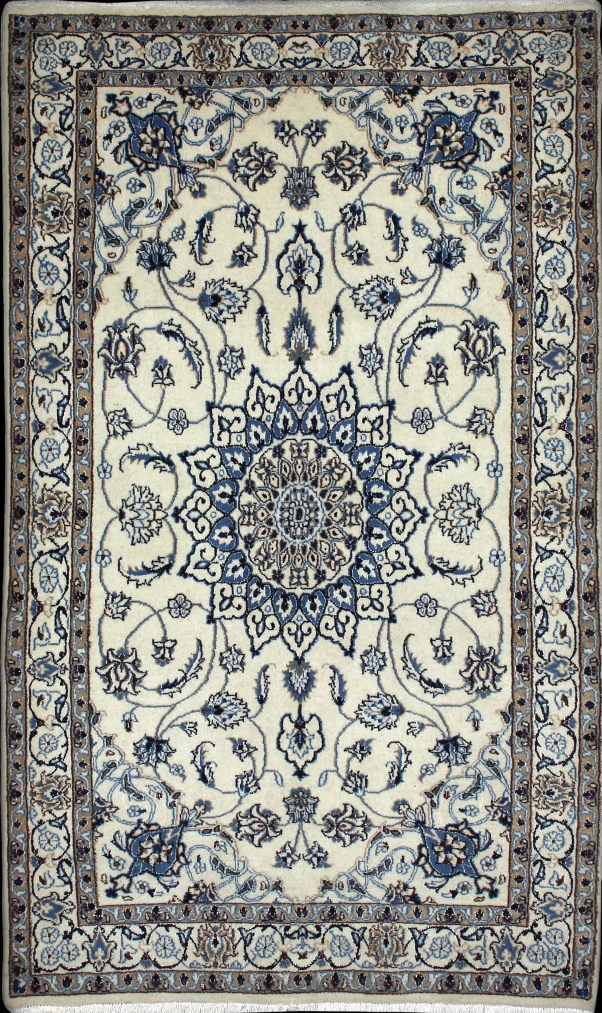 alfombra persa de estilo Nain en dimensiones 202 centímetros de largo por 120 centímetros de ancho con colores principalmente beige y azul